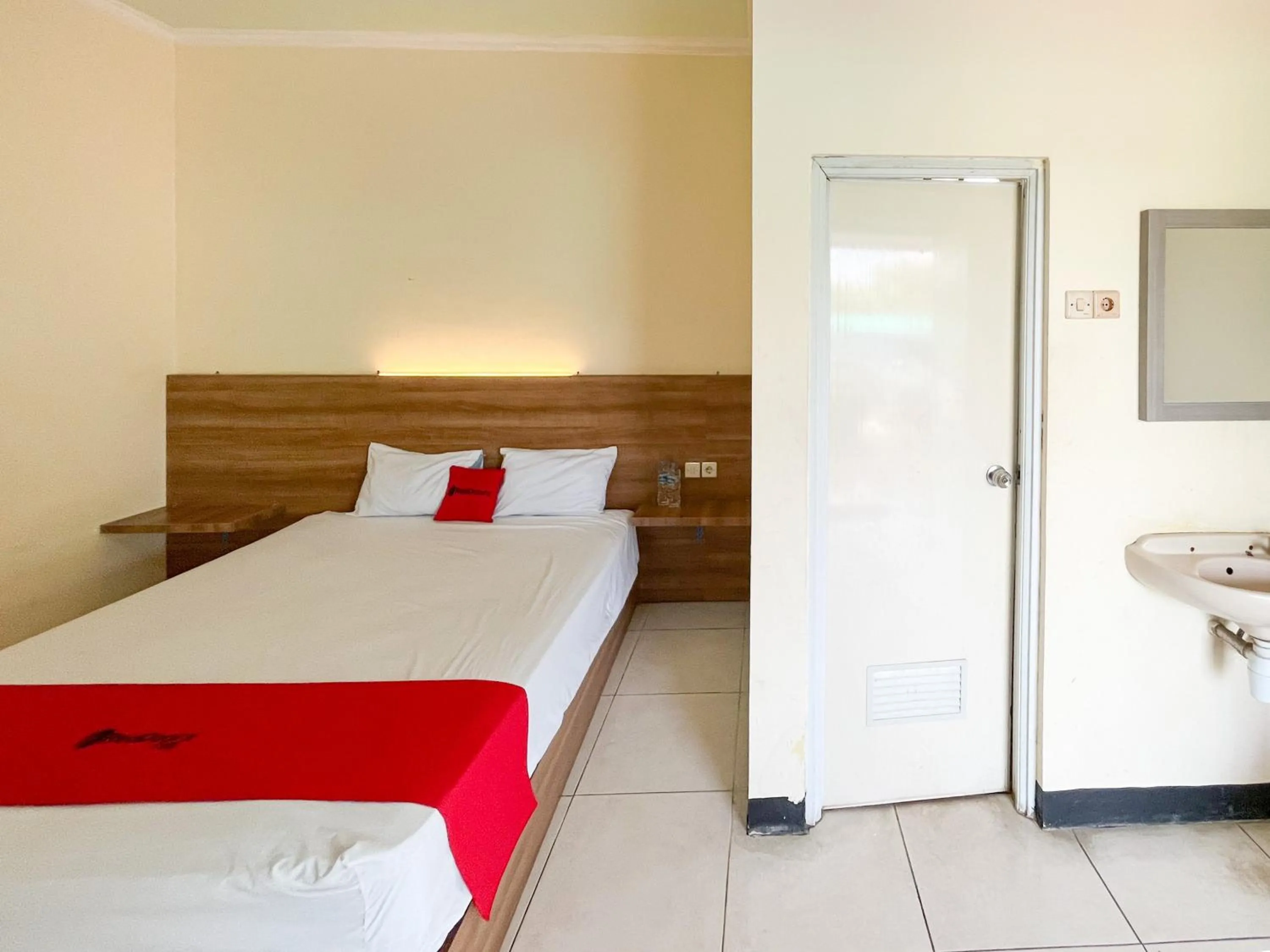 Bathroom, Bed in RedDoorz at Hotel Mutiara Ponorogo
