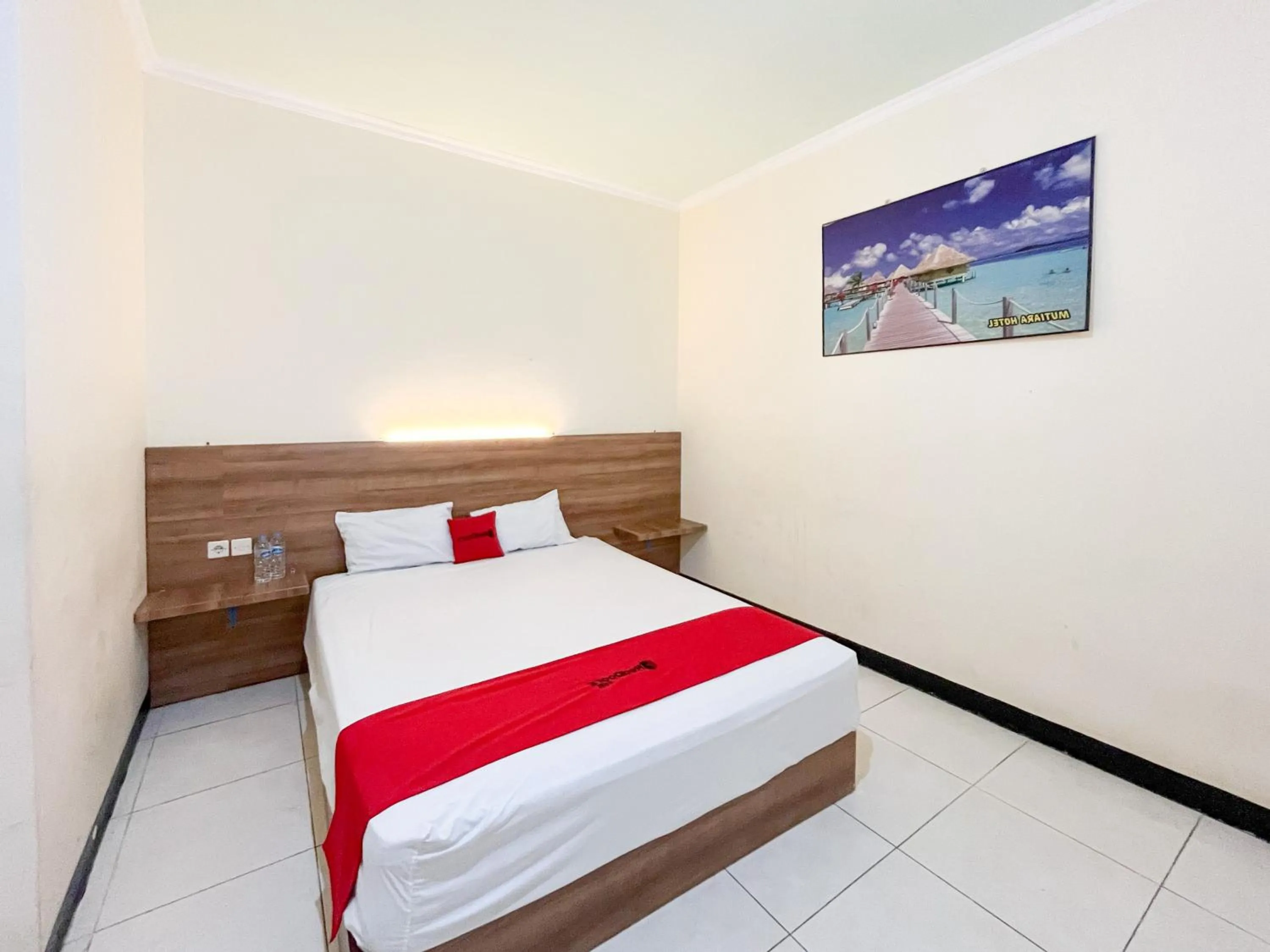 Bedroom, Bed in RedDoorz at Hotel Mutiara Ponorogo