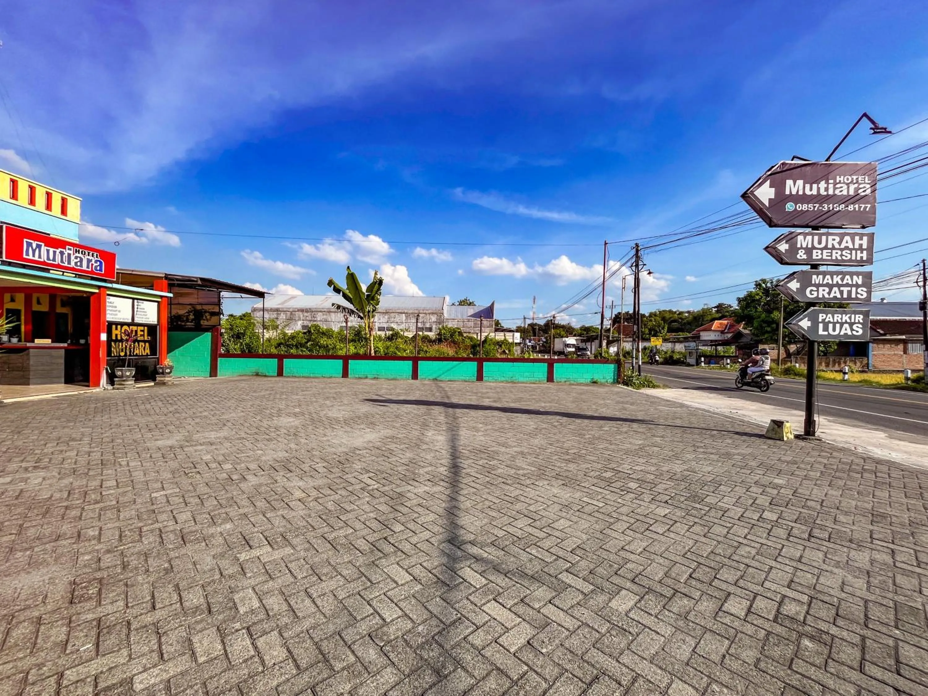 Parking in RedDoorz at Hotel Mutiara Ponorogo