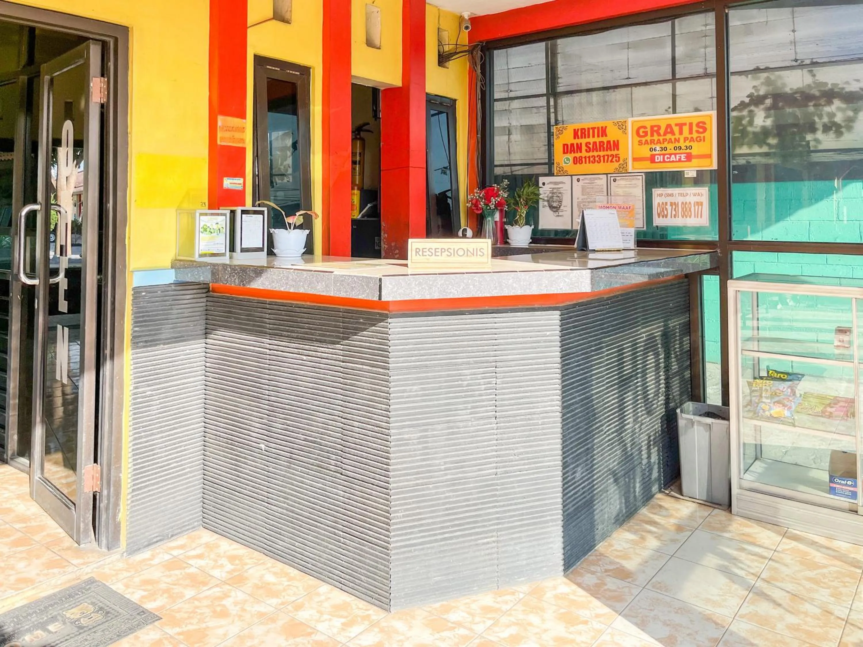 Lobby or reception in RedDoorz at Hotel Mutiara Ponorogo