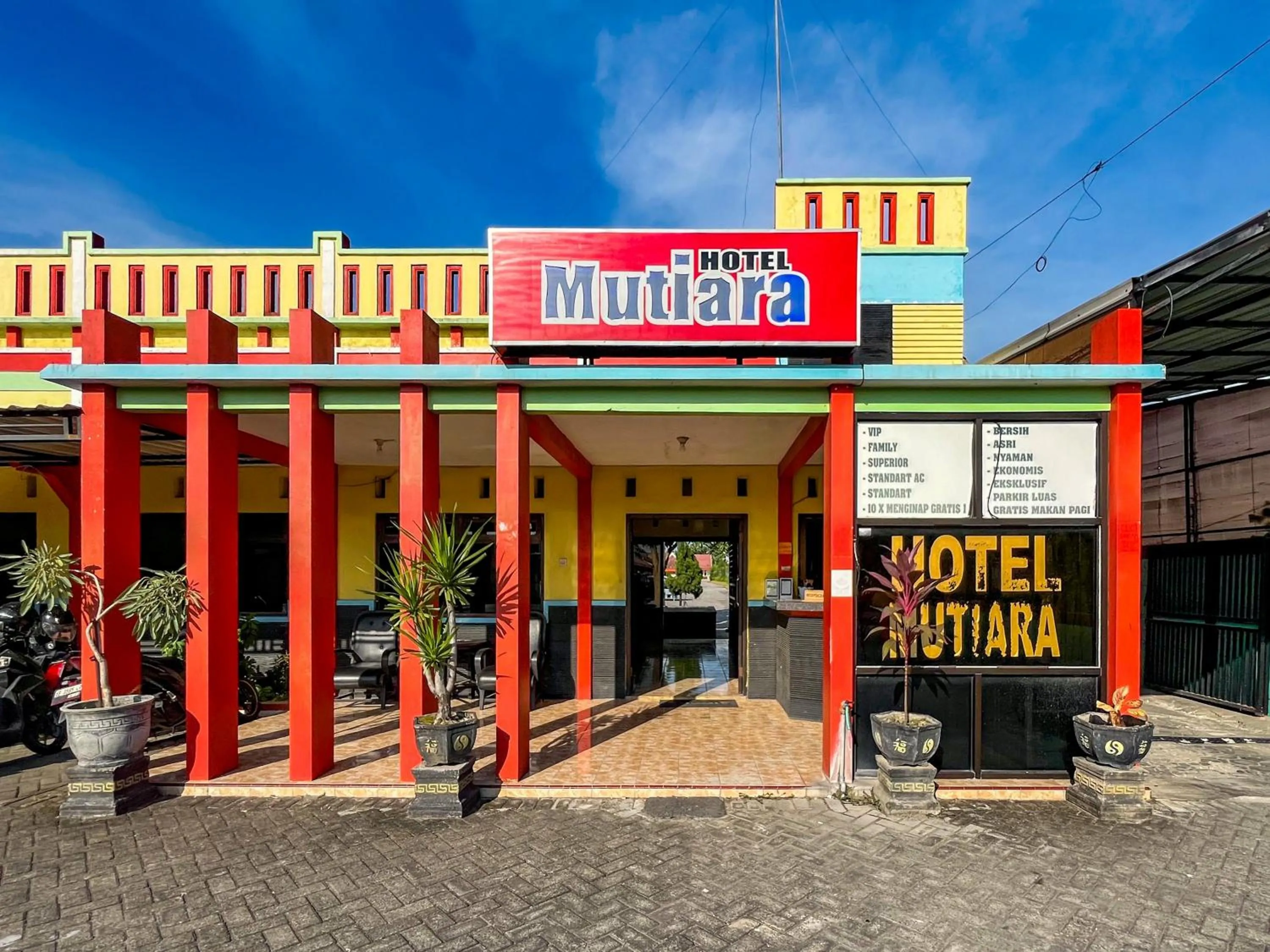 Facade/entrance in RedDoorz at Hotel Mutiara Ponorogo