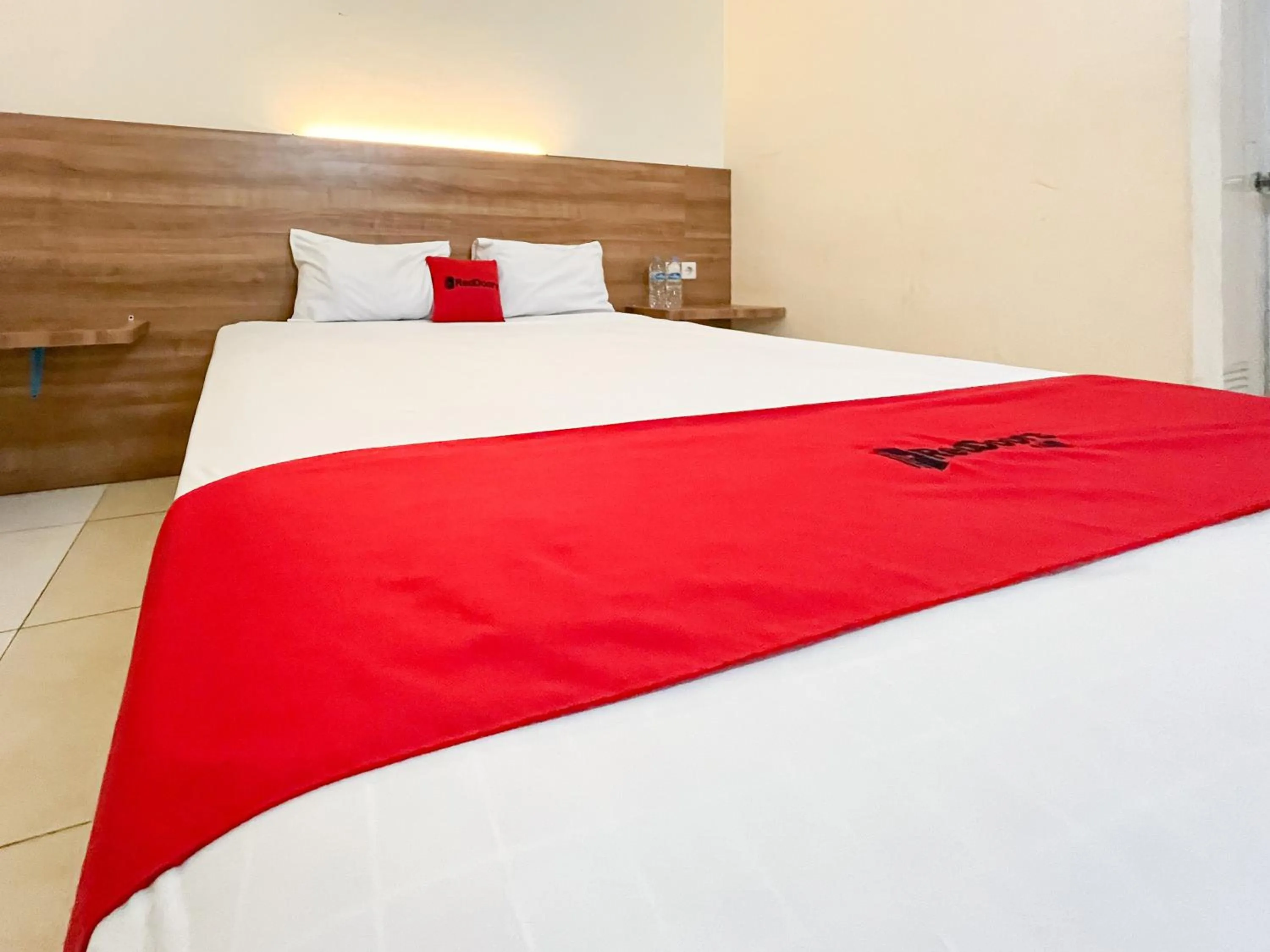 Bedroom, Bed in RedDoorz at Hotel Mutiara Ponorogo