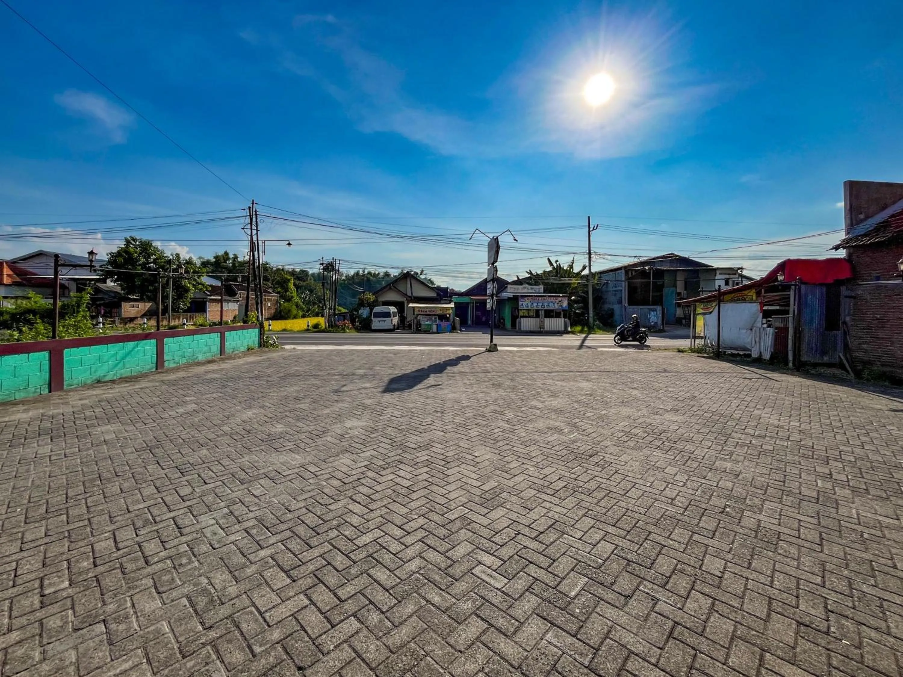 Facade/entrance in RedDoorz at Hotel Mutiara Ponorogo