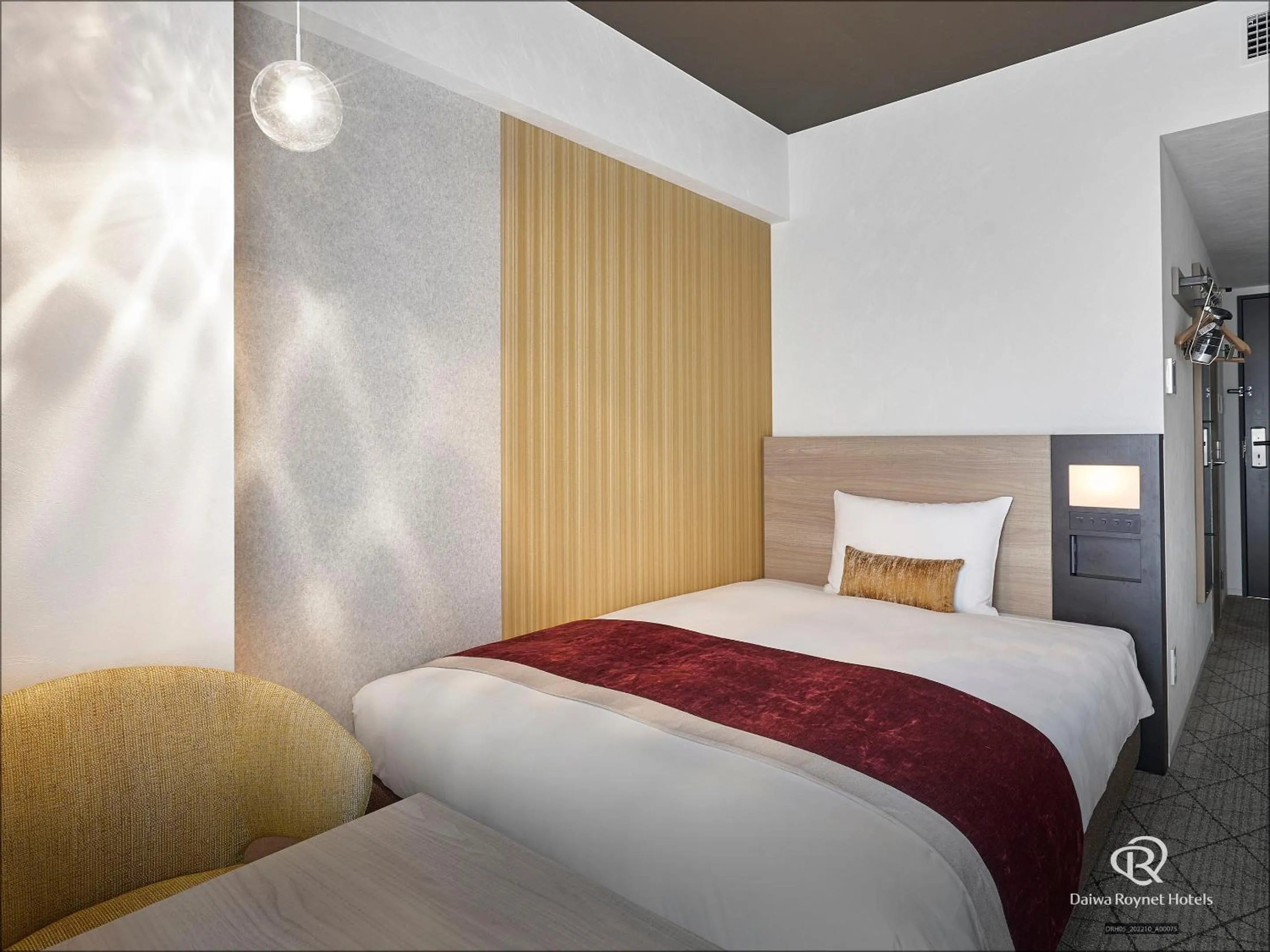 Photo of the whole room, Bed in Daiwa Roynet Hotel Osaka Sakaisuji Honmachi PREMIER