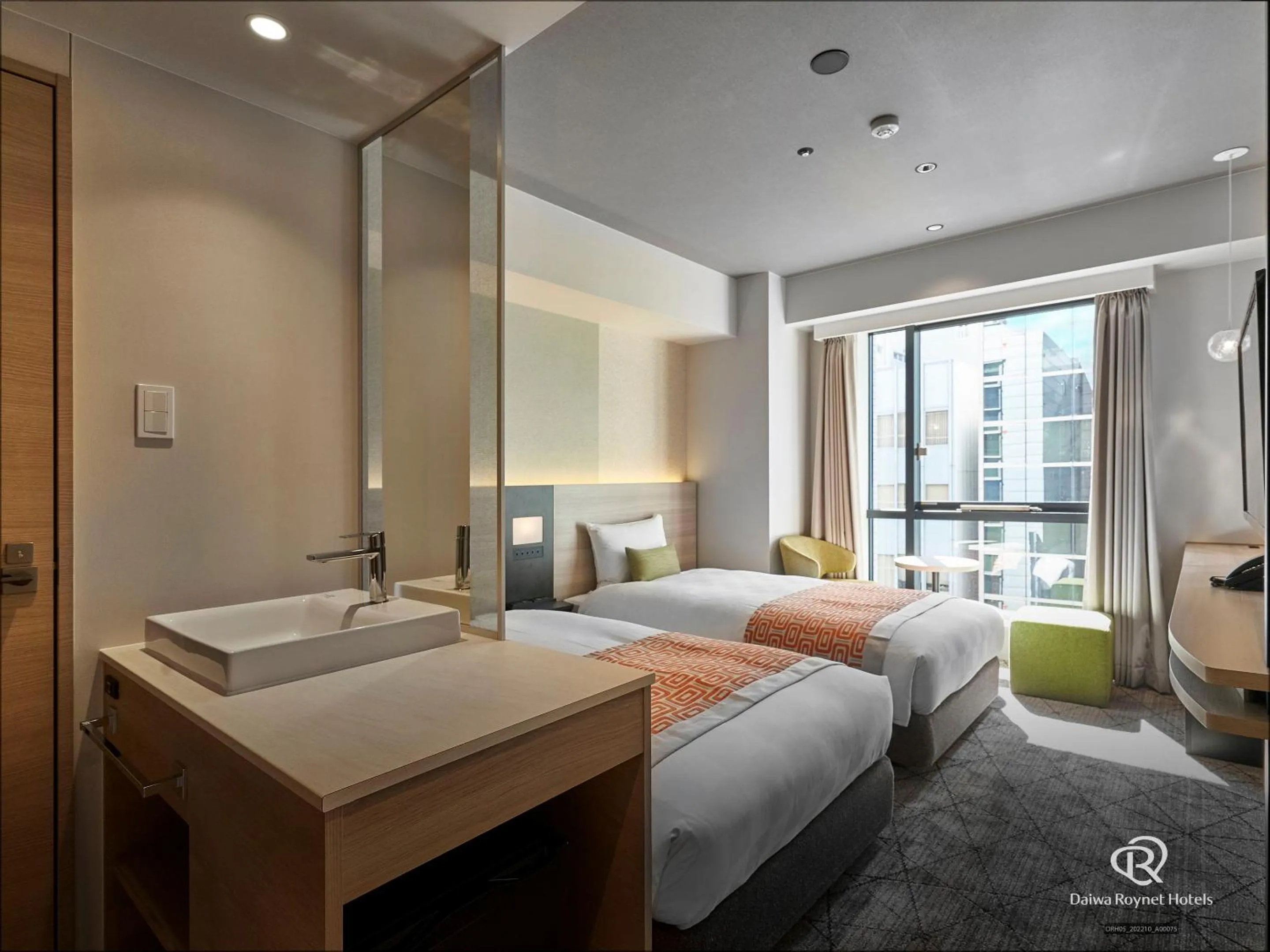 Photo of the whole room, Bed in Daiwa Roynet Hotel Osaka Sakaisuji Honmachi PREMIER