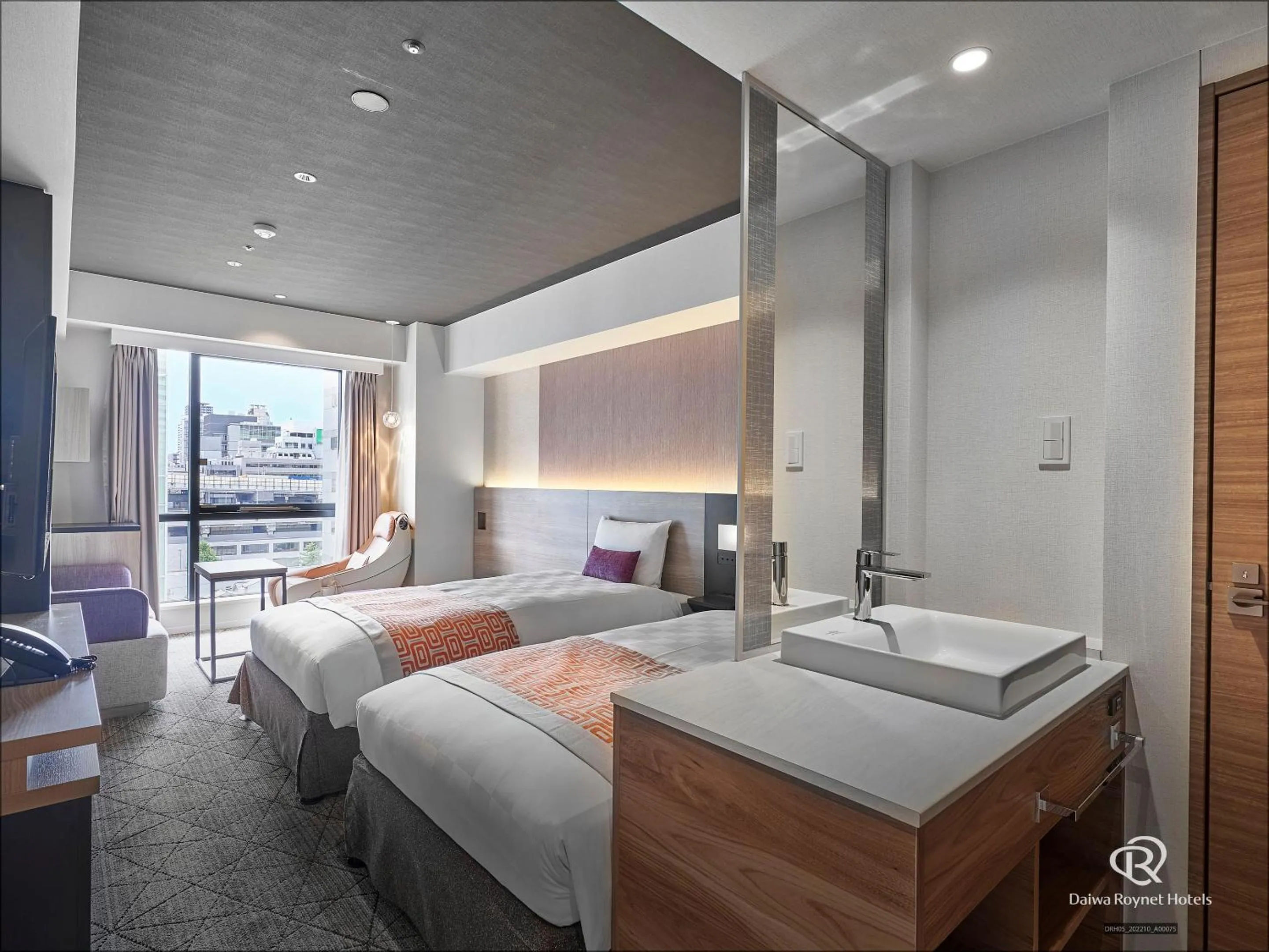 Bed in Daiwa Roynet Hotel Osaka Sakaisuji Honmachi PREMIER