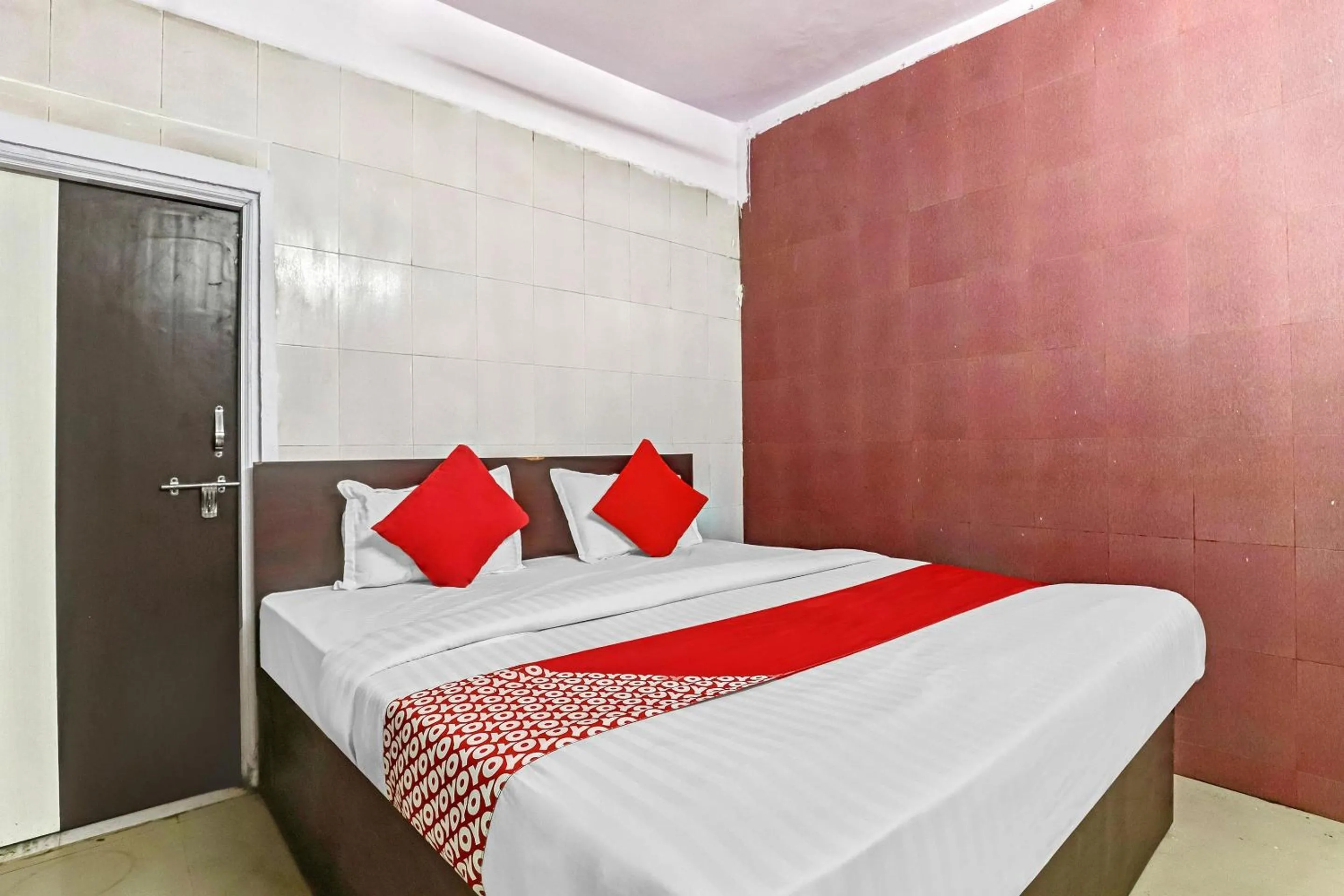 Facade/entrance, Bed in Hotel O Chintamani Inn Service Apartment