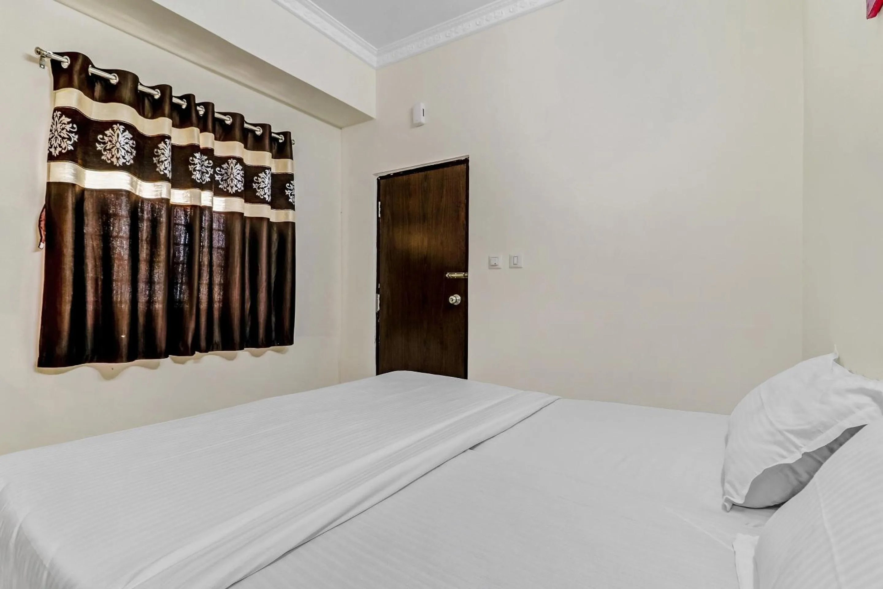 Bedroom, Bed in Capital O Safari Rooms Near Snow City