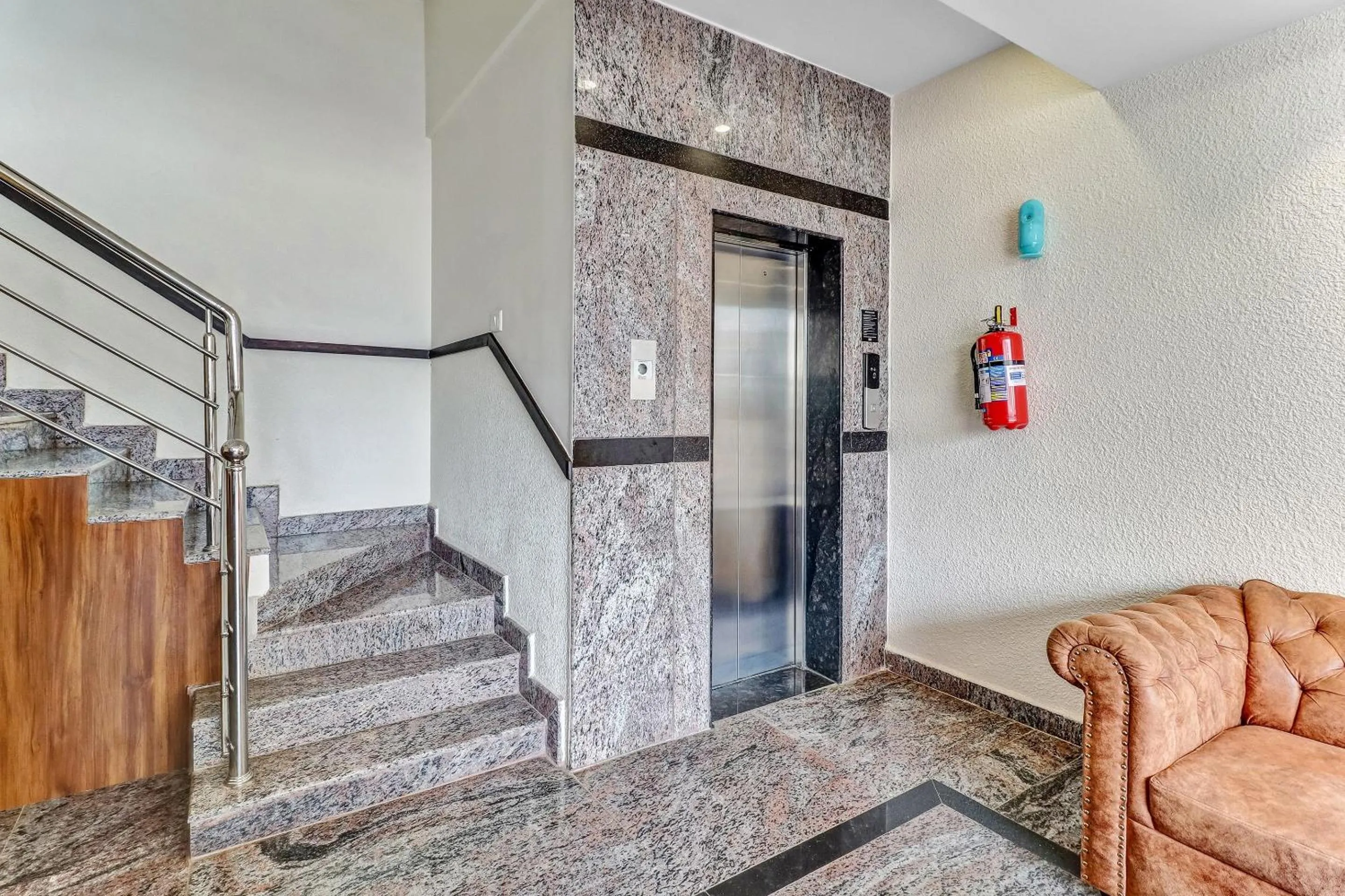 Lobby or reception in Capital O Safari Rooms Near Snow City