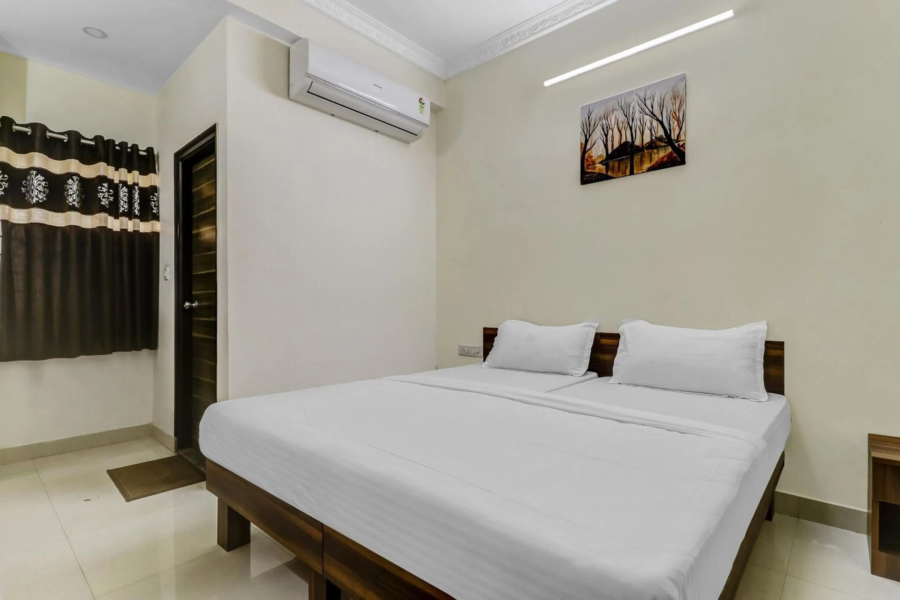 Bedroom, Bed in Capital O Safari Rooms Near Snow City