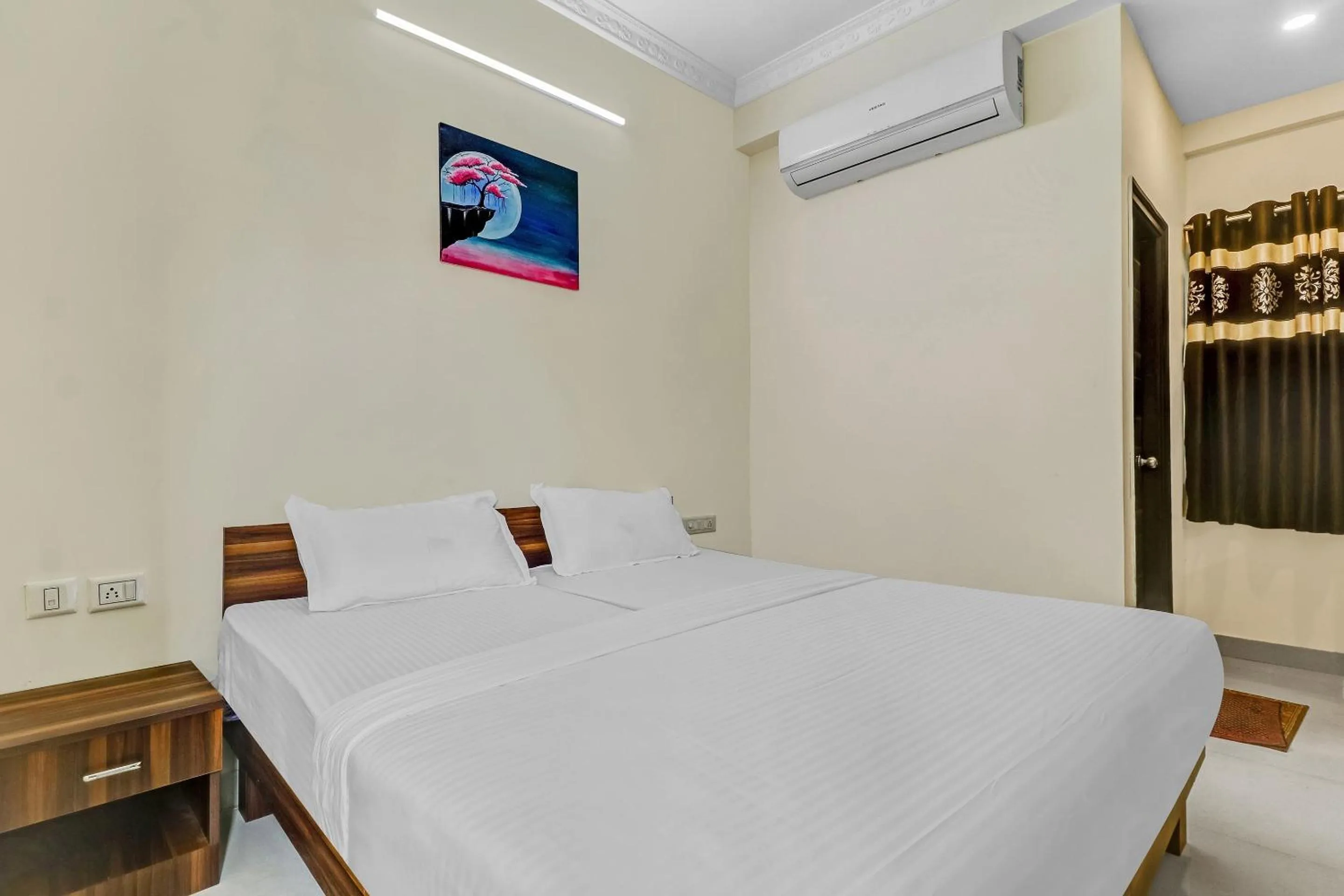 Bedroom, Bed in Capital O Safari Rooms Near Snow City