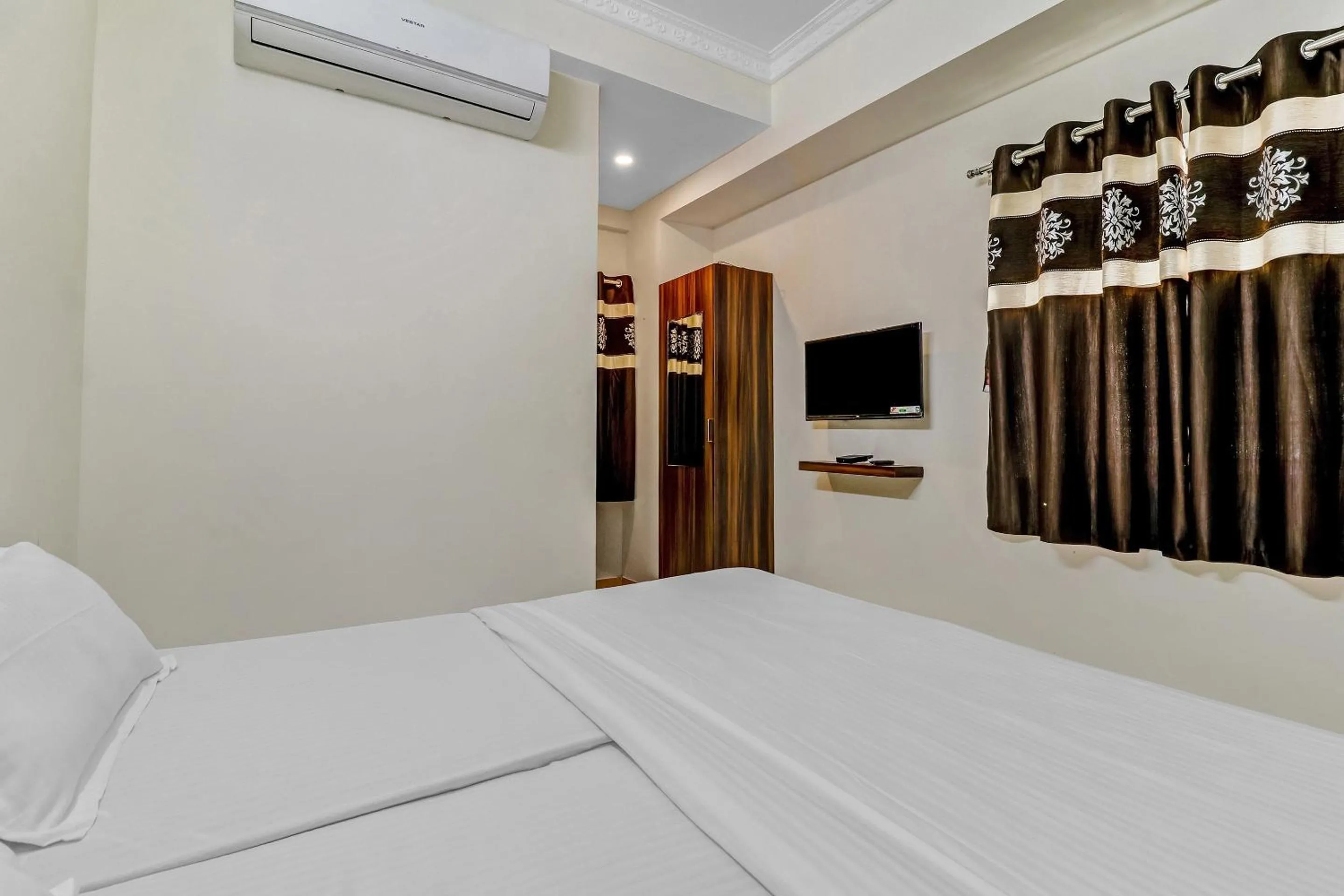 Bedroom, Bed in Capital O Safari Rooms Near Snow City