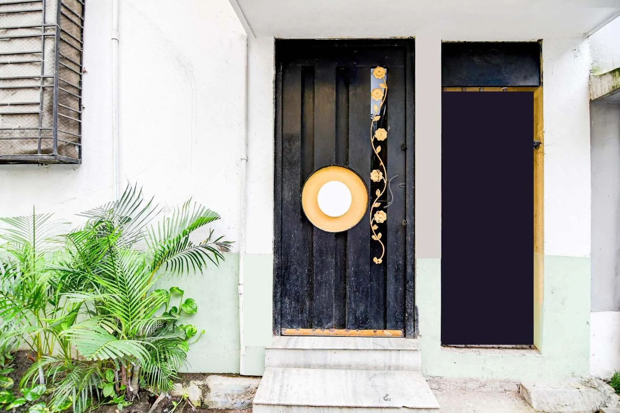 Facade/entrance in Via Ankita