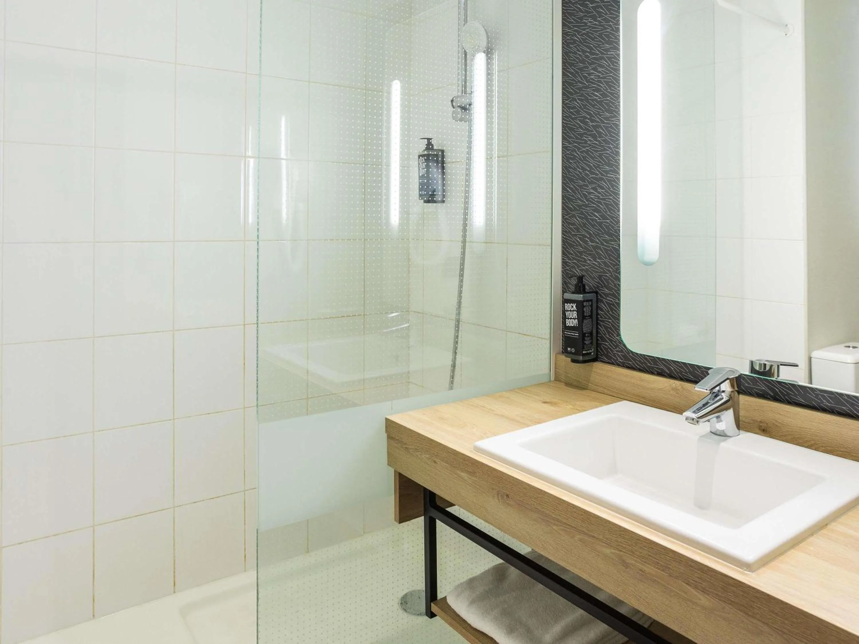 Bedroom in Ibis Angoulême Nord