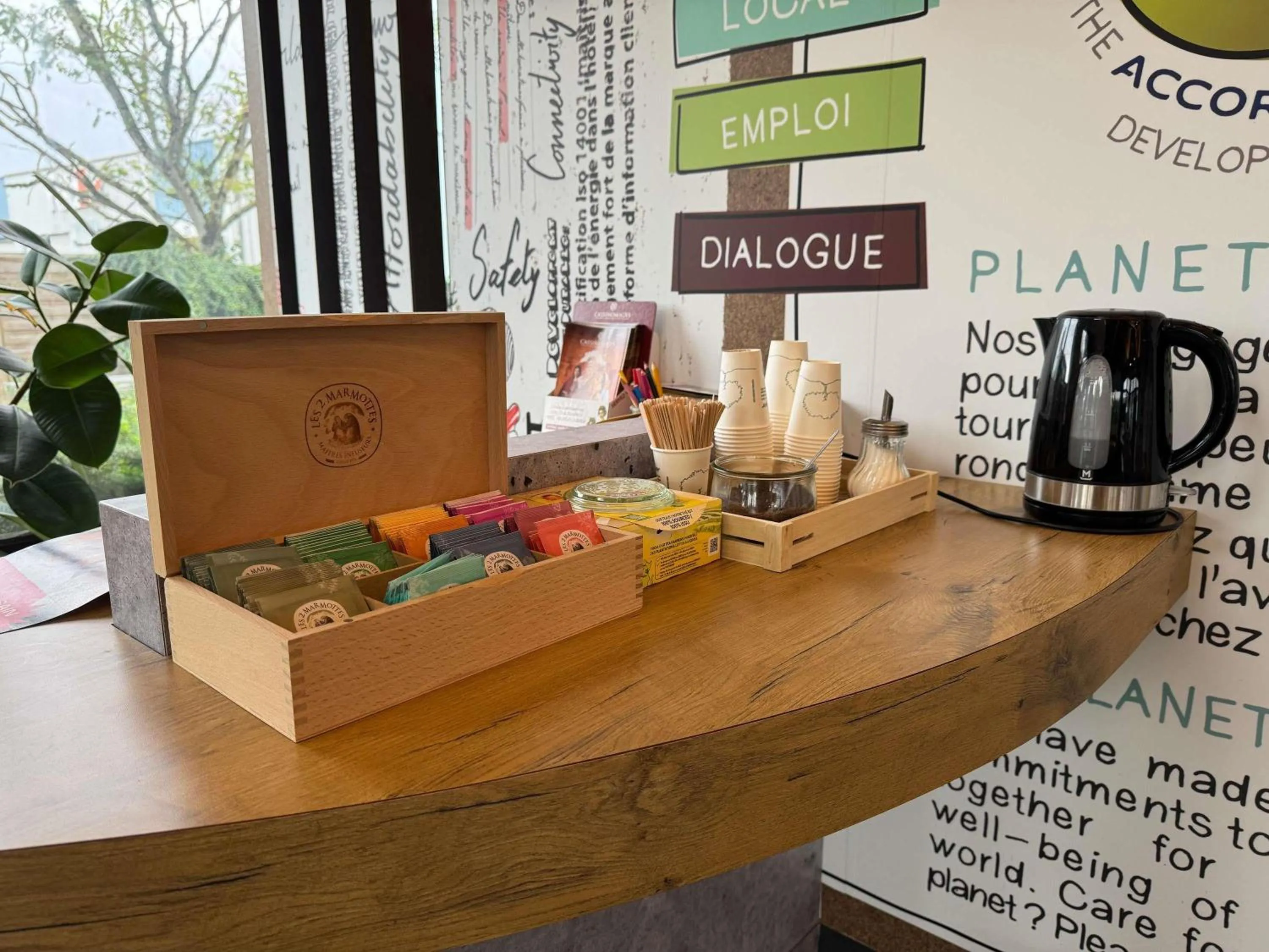 Lounge or bar in Ibis Angoulême Nord