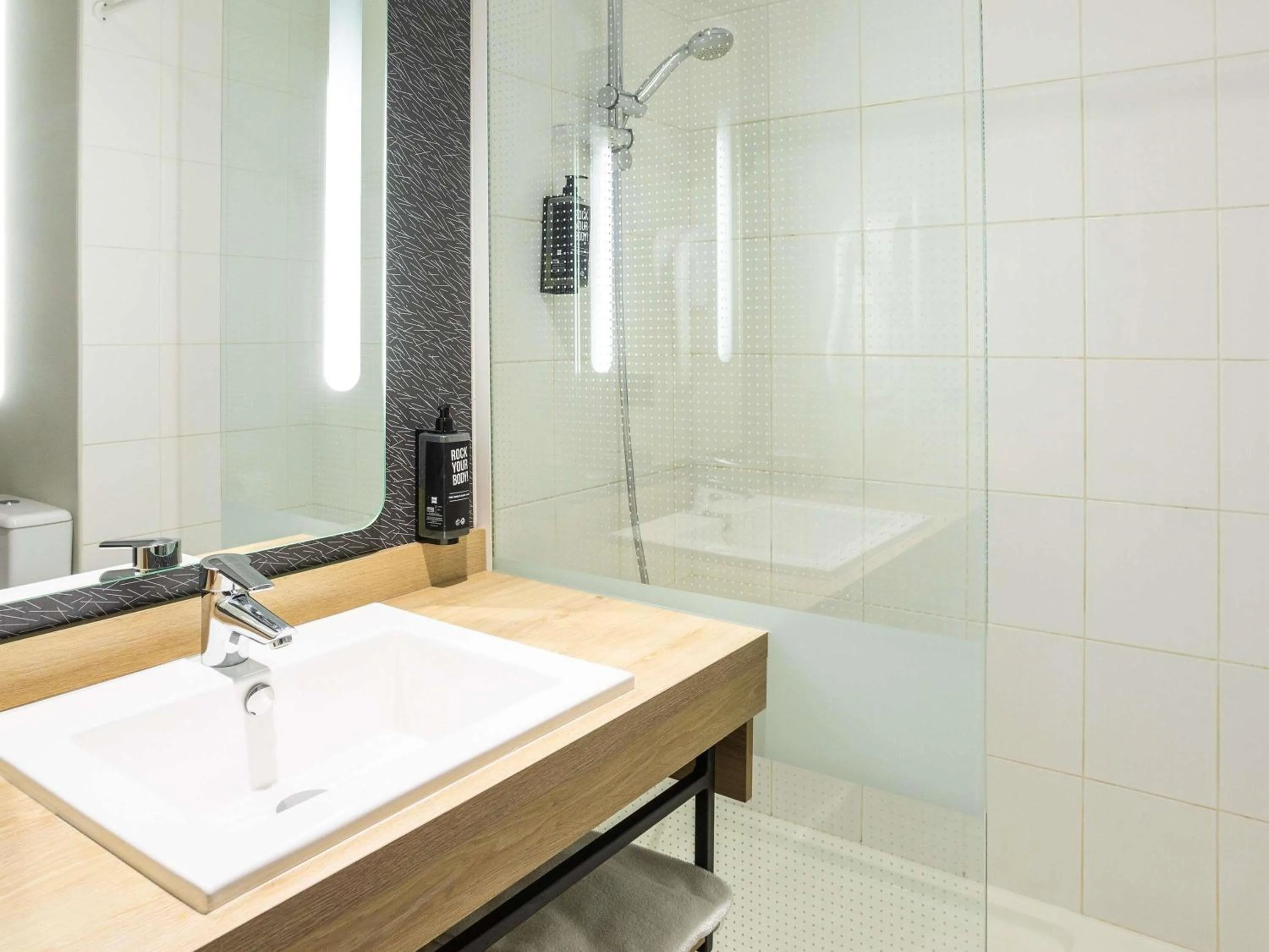 Bedroom in Ibis Angoulême Nord