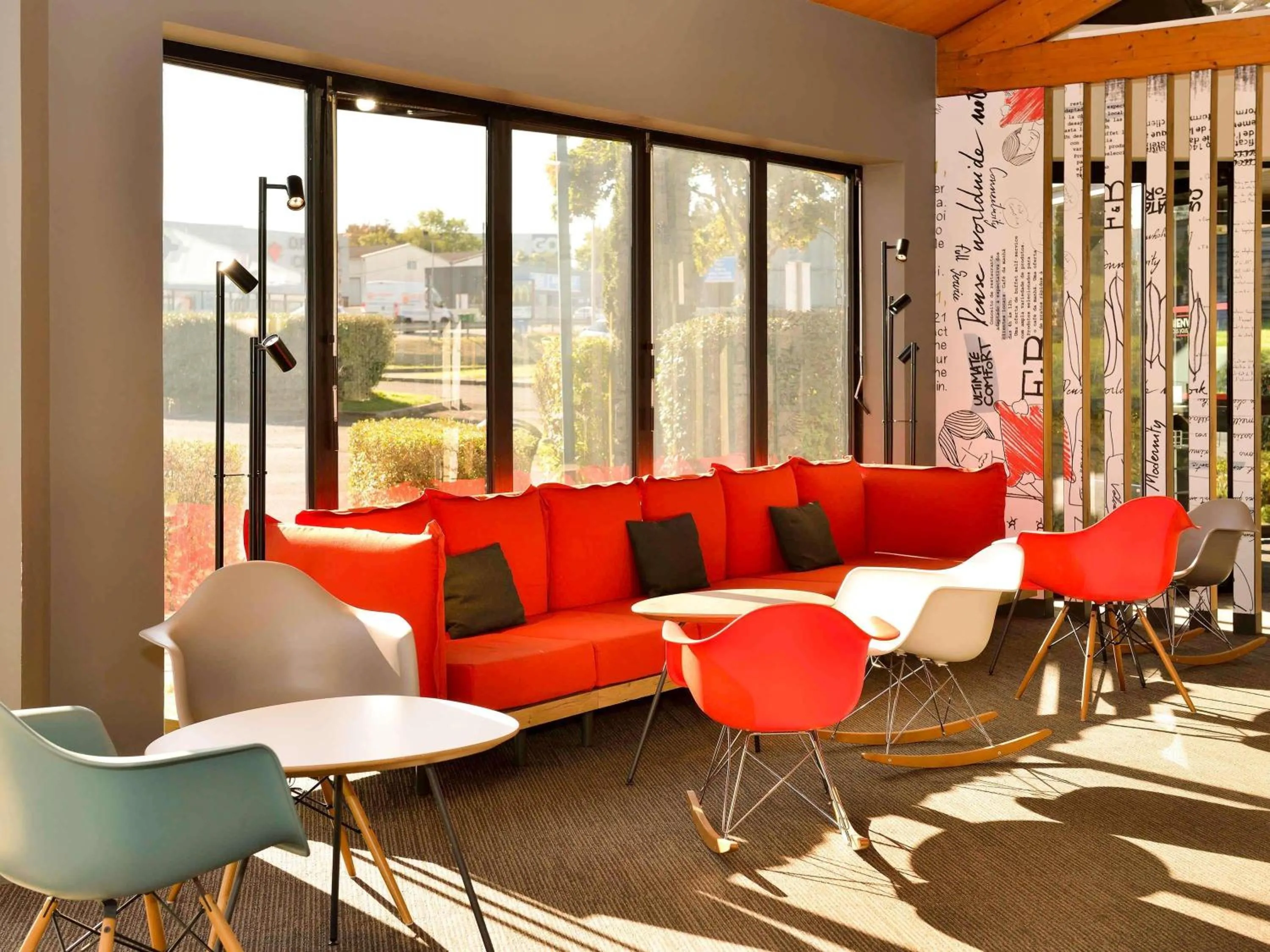 Lounge or bar in Ibis Angoulême Nord