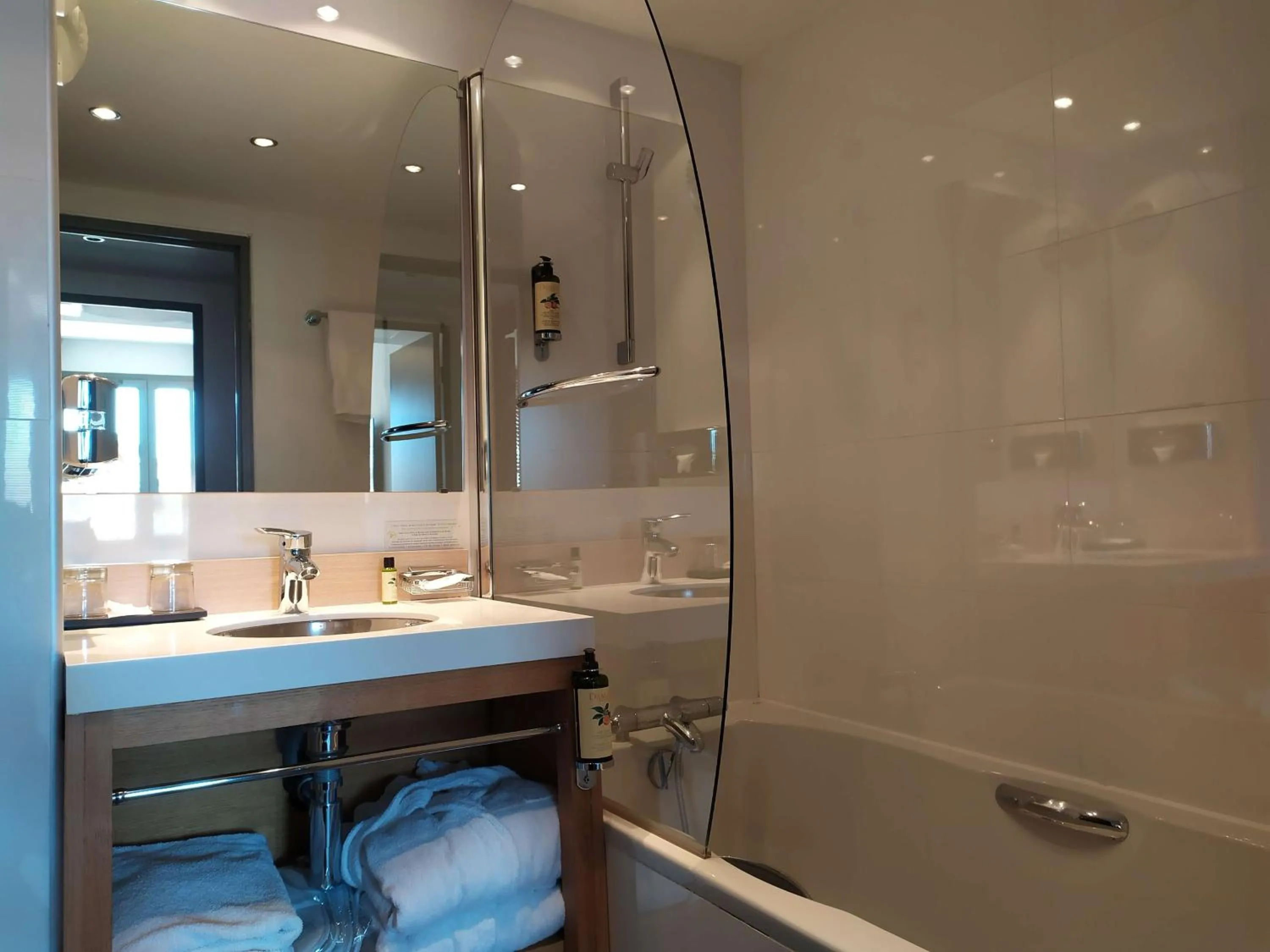 Bathroom in Best Western Premier Hôtel du Vieux-Port