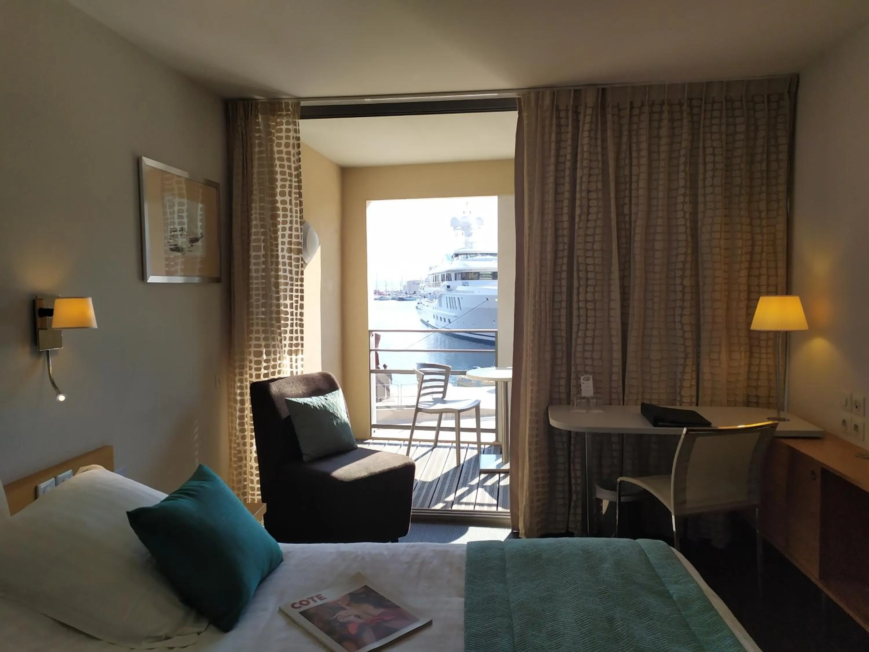 Living room, Bed in Best Western Premier Hôtel du Vieux-Port