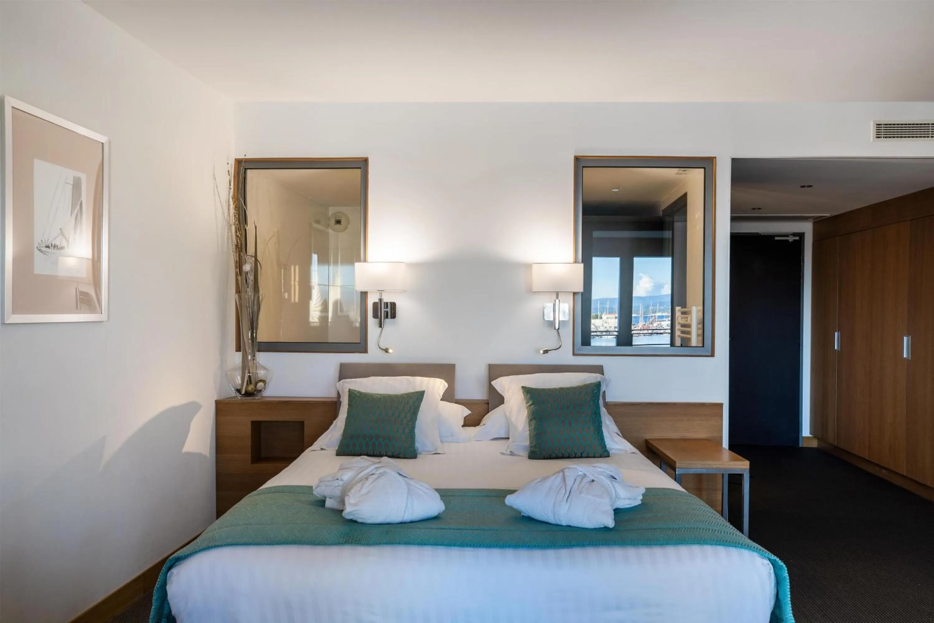 Bedroom, Bed in Best Western Premier Hôtel du Vieux-Port