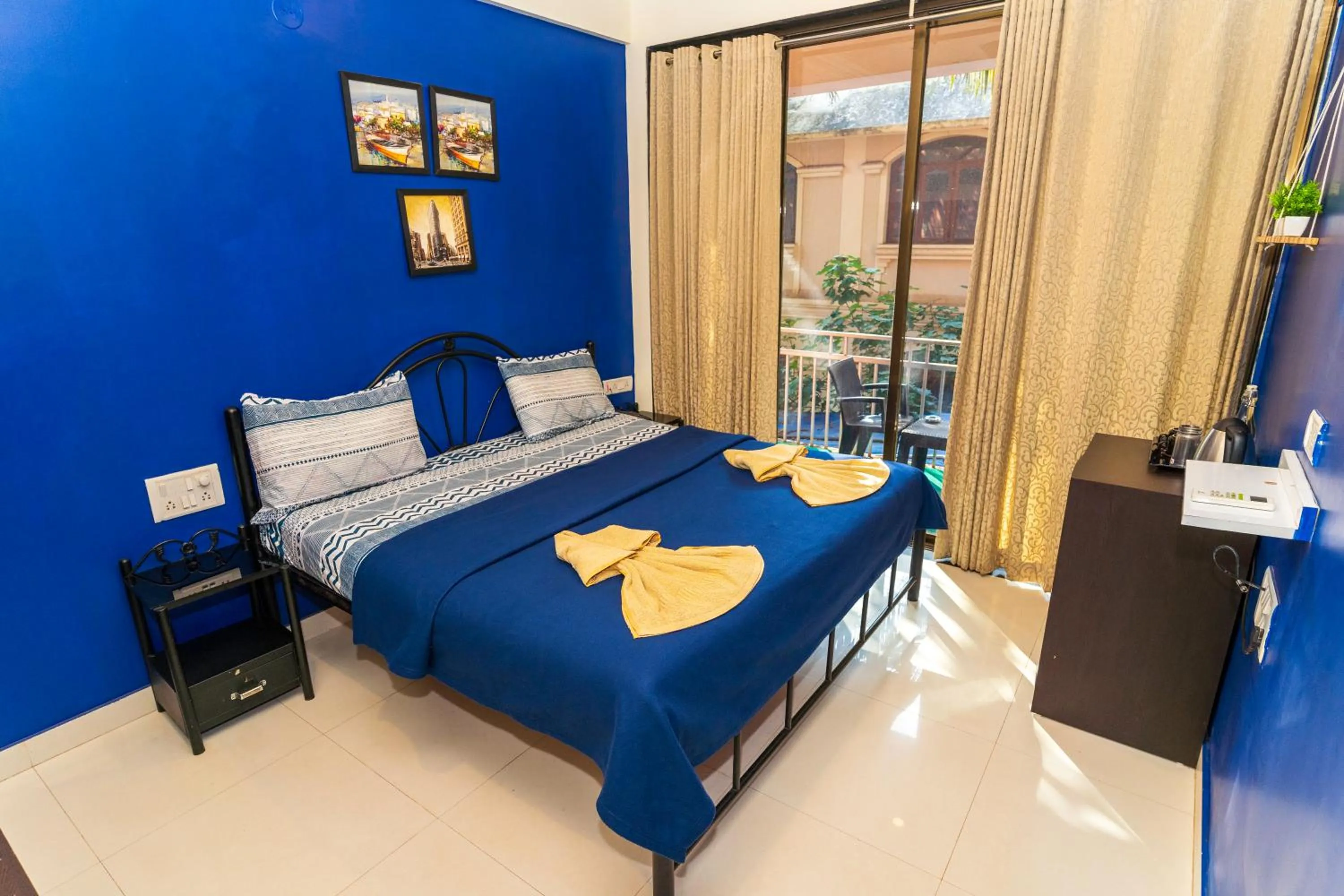 Balcony/Terrace, Bed in Hotel 7Seas by Solara Hospitality