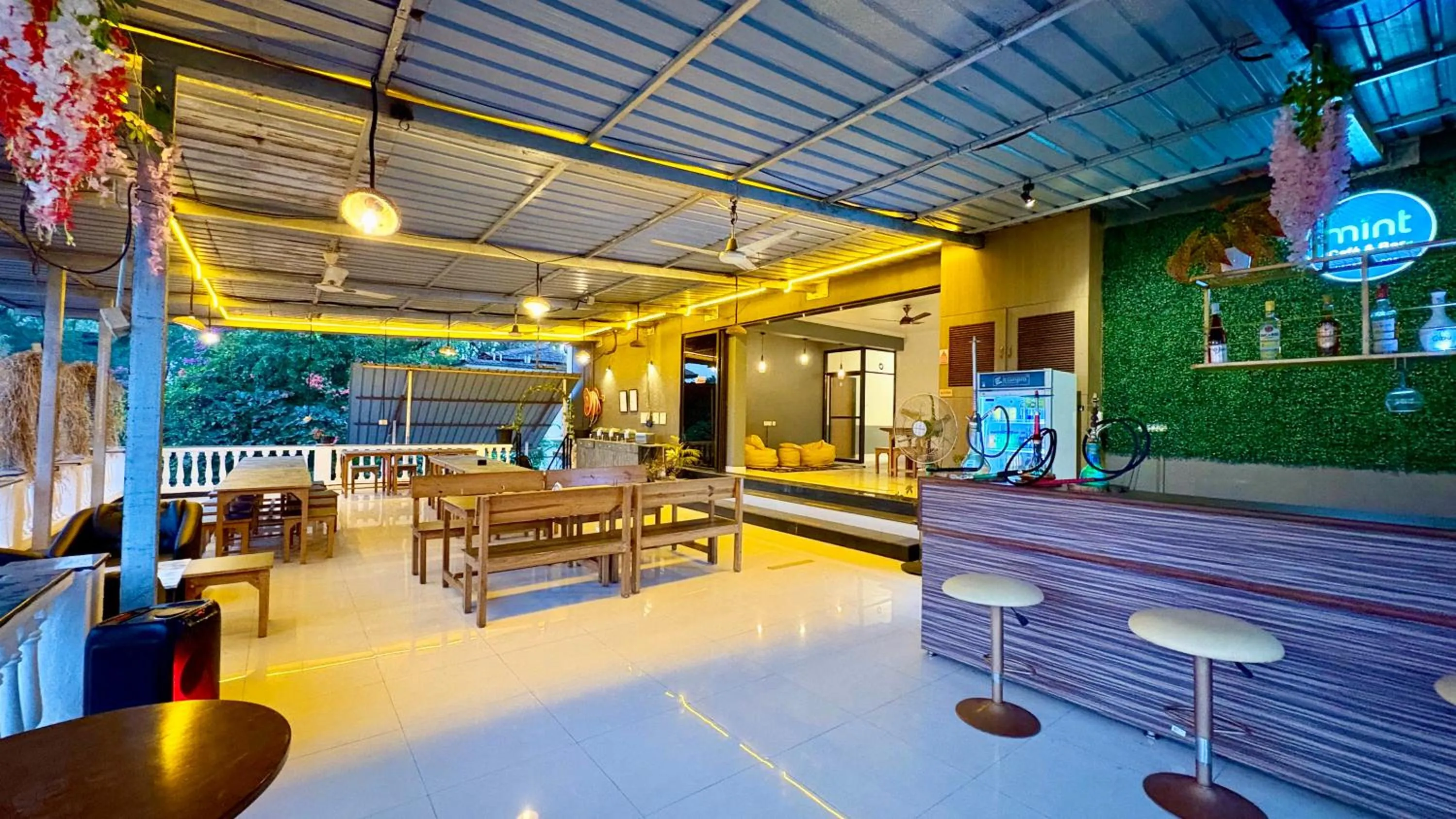 Restaurant/places to eat in Hotel 7Seas by Solara Hospitality