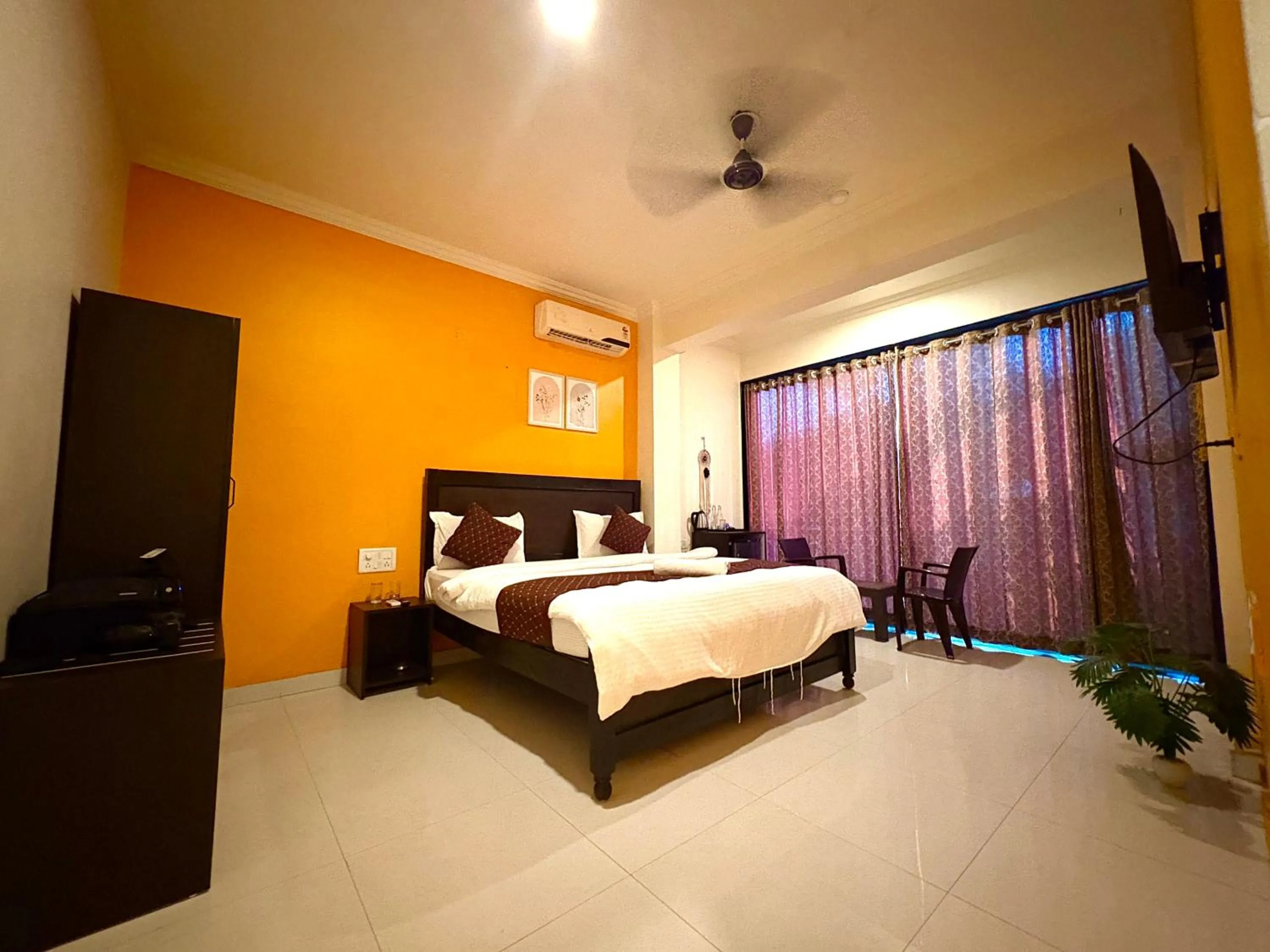 Bedroom, Bed in Hotel 7Seas by Solara Hospitality