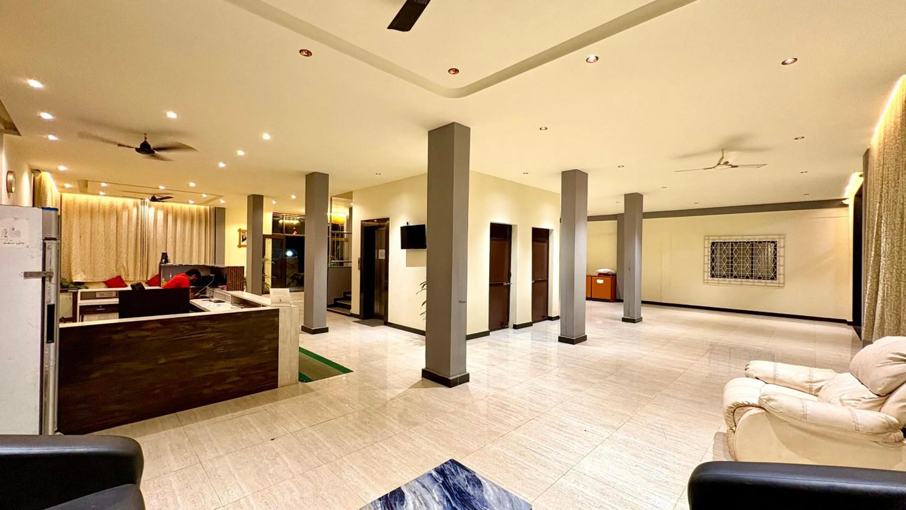 Lobby or reception in Hotel 7Seas by Solara Hospitality