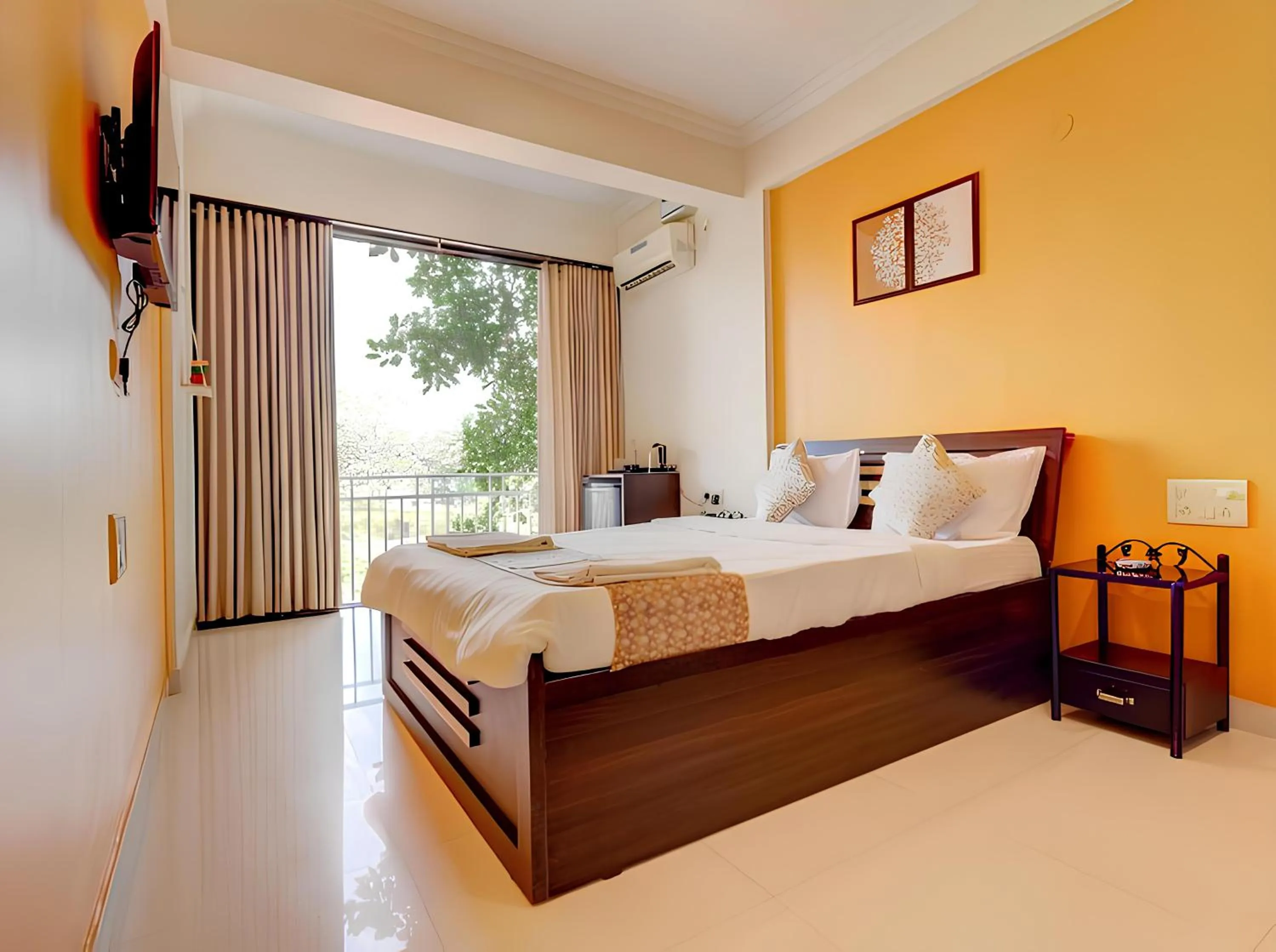 View (from property/room), Bed in Hotel 7Seas by Solara Hospitality
