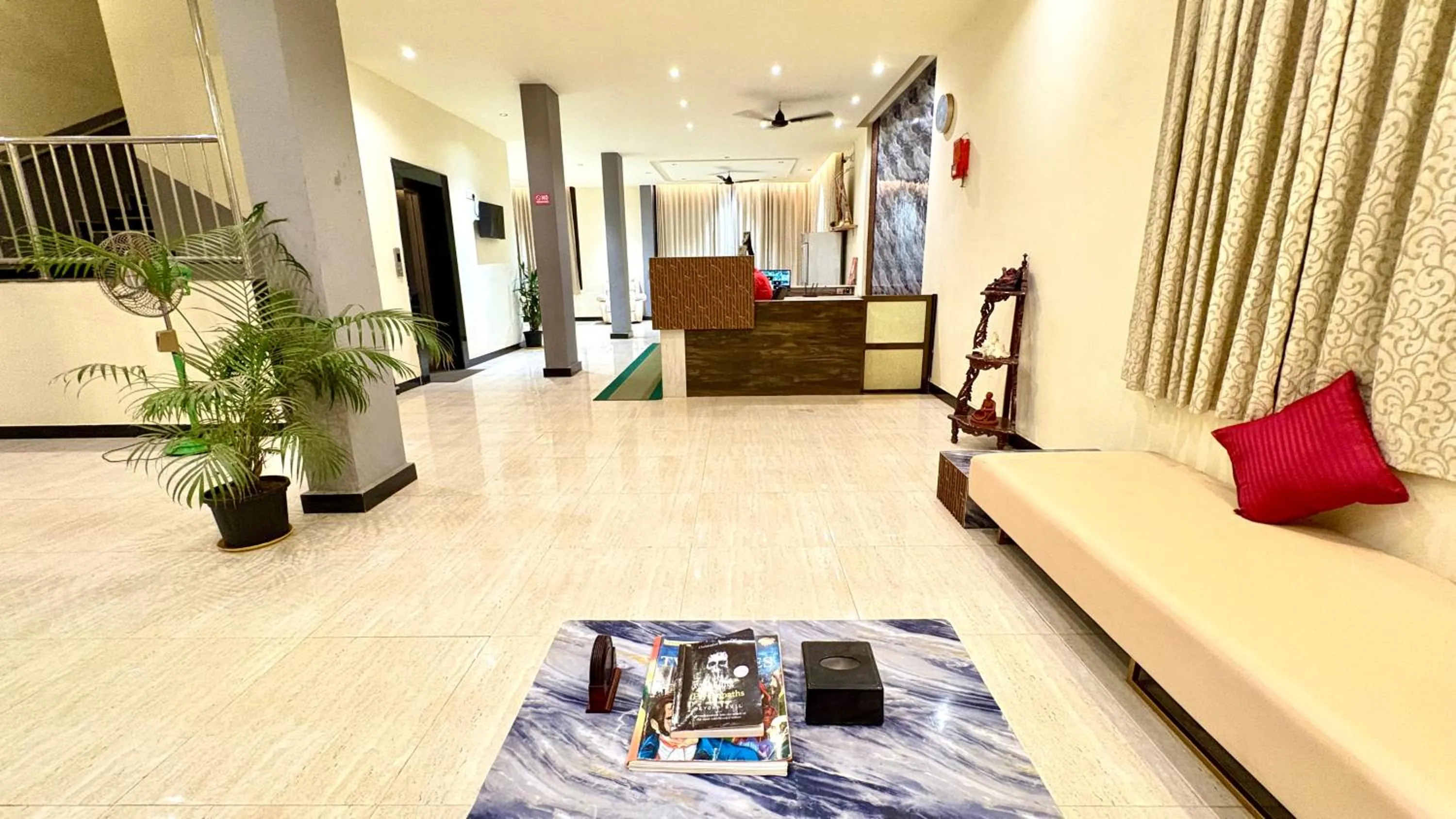 Lobby or reception in Hotel 7Seas by Solara Hospitality