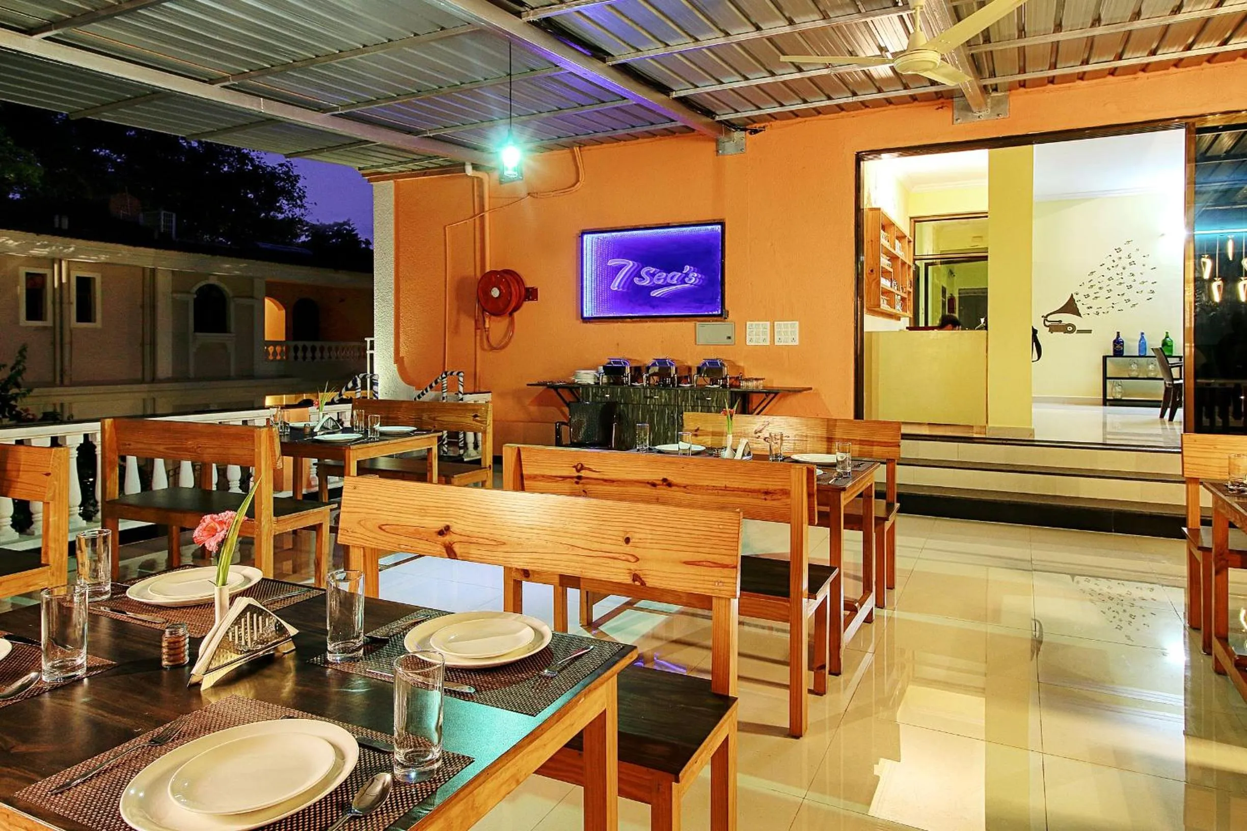 Restaurant/places to eat in Hotel 7Seas by Solara Hospitality