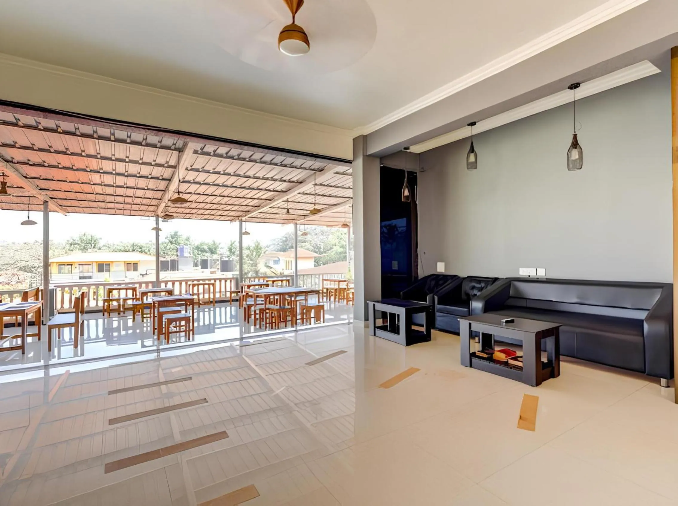 Seating area in Hotel 7Seas by Solara Hospitality