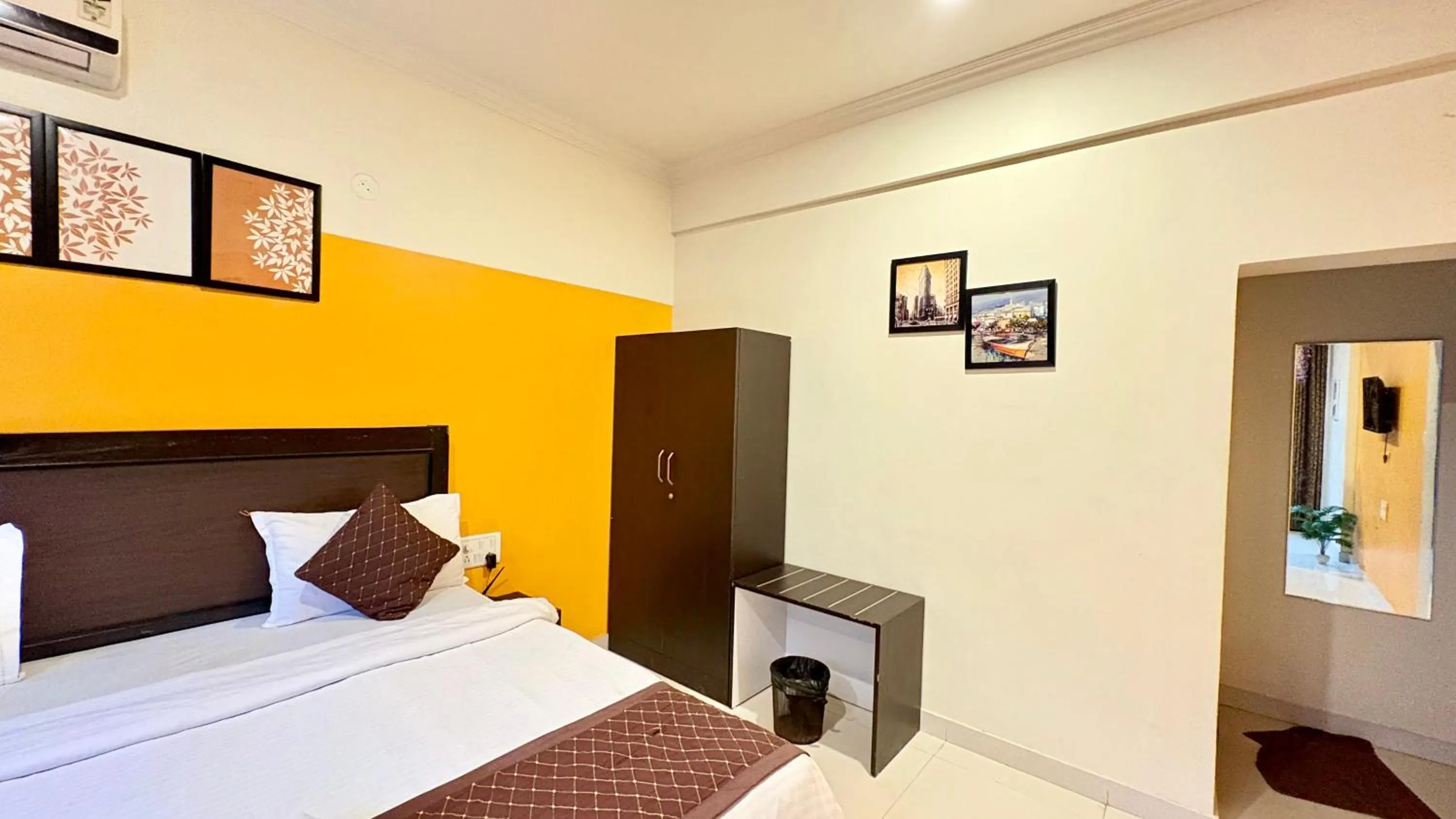 Bedroom, Bed in Hotel 7Seas by Solara Hospitality