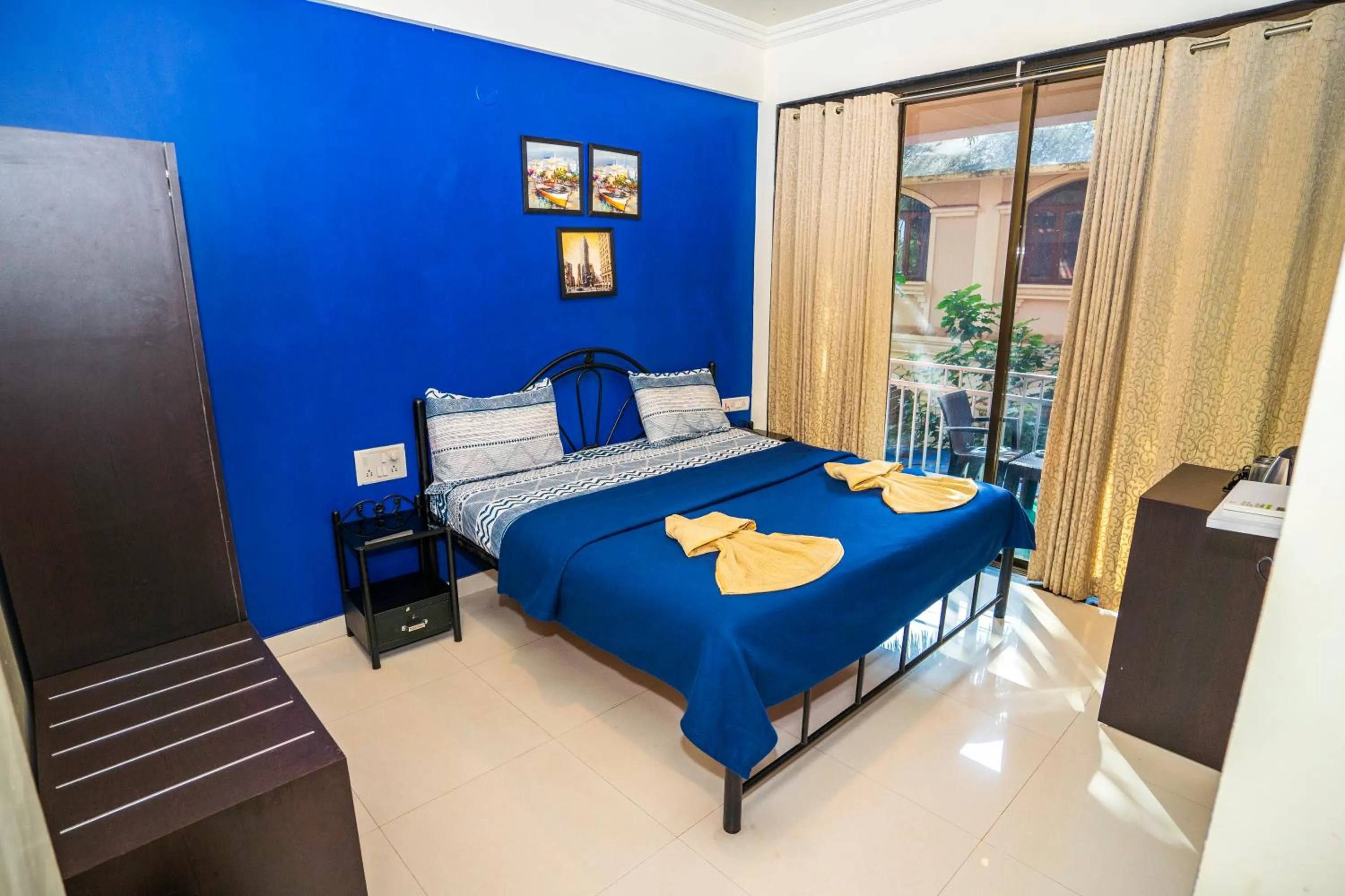 View (from property/room), Bed in Hotel 7Seas by Solara Hospitality