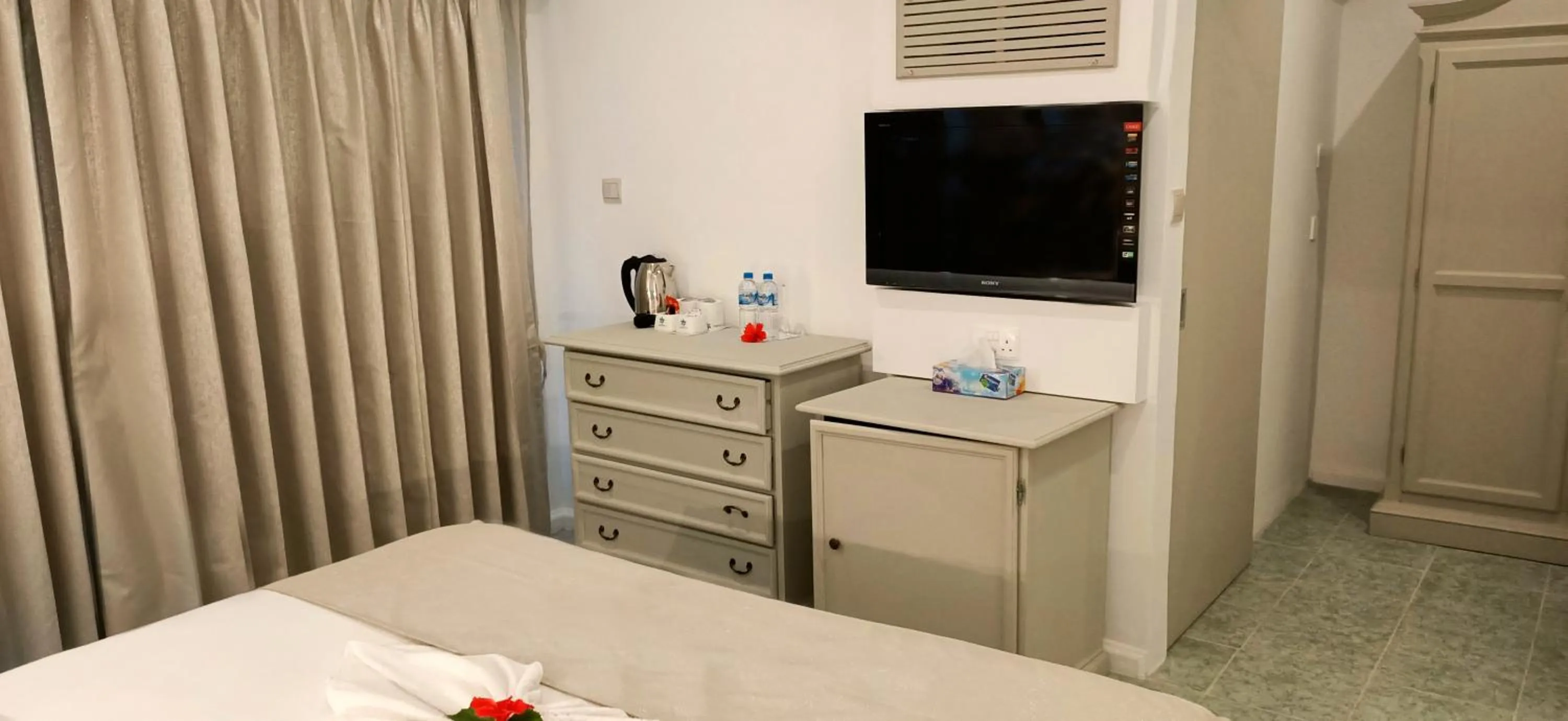 Bedroom, Bed in Le Relax Beach Resort