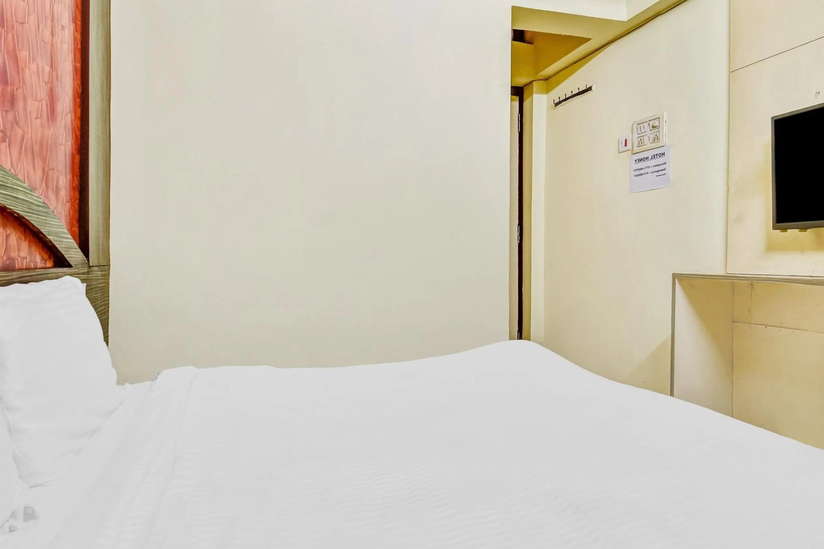 Bedroom in Capital O Honey Hotel