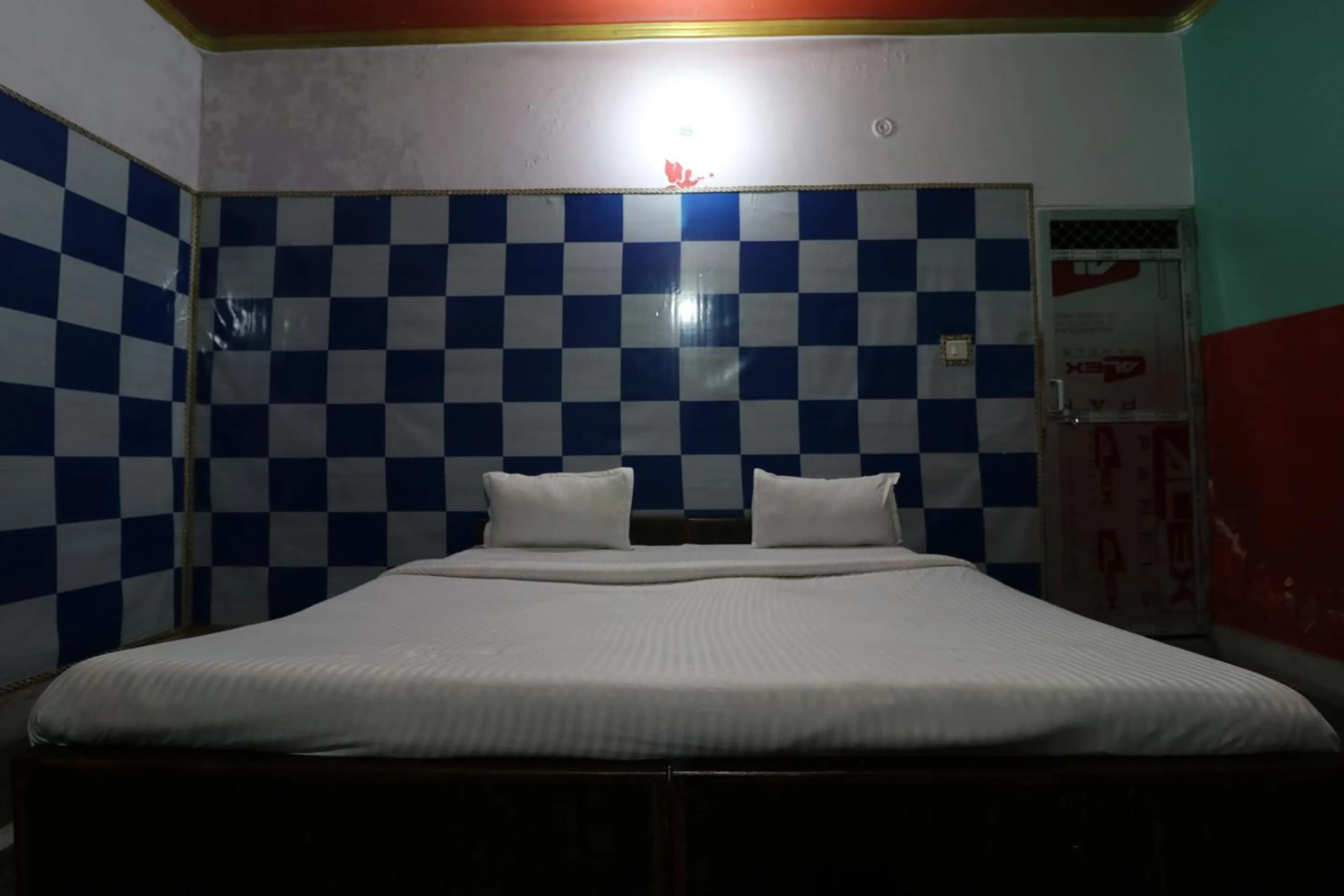 Bedroom in Capital O Honey Hotel