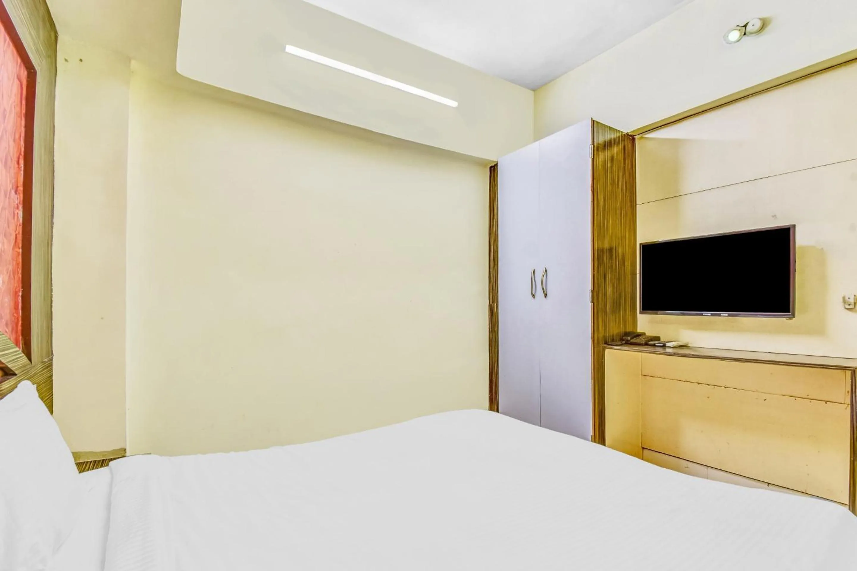 Bedroom in Capital O Honey Hotel