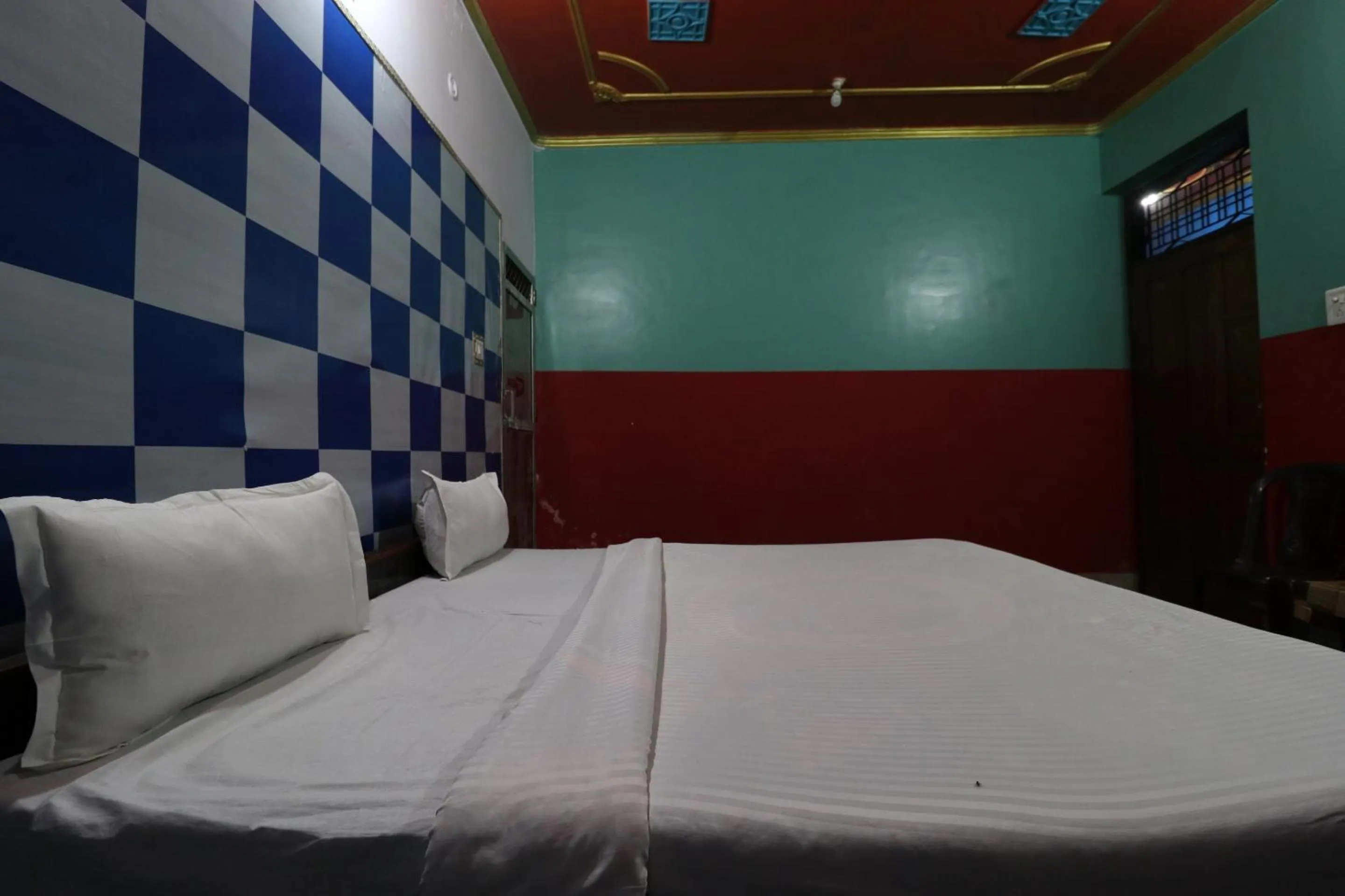 Bedroom in Capital O Honey Hotel