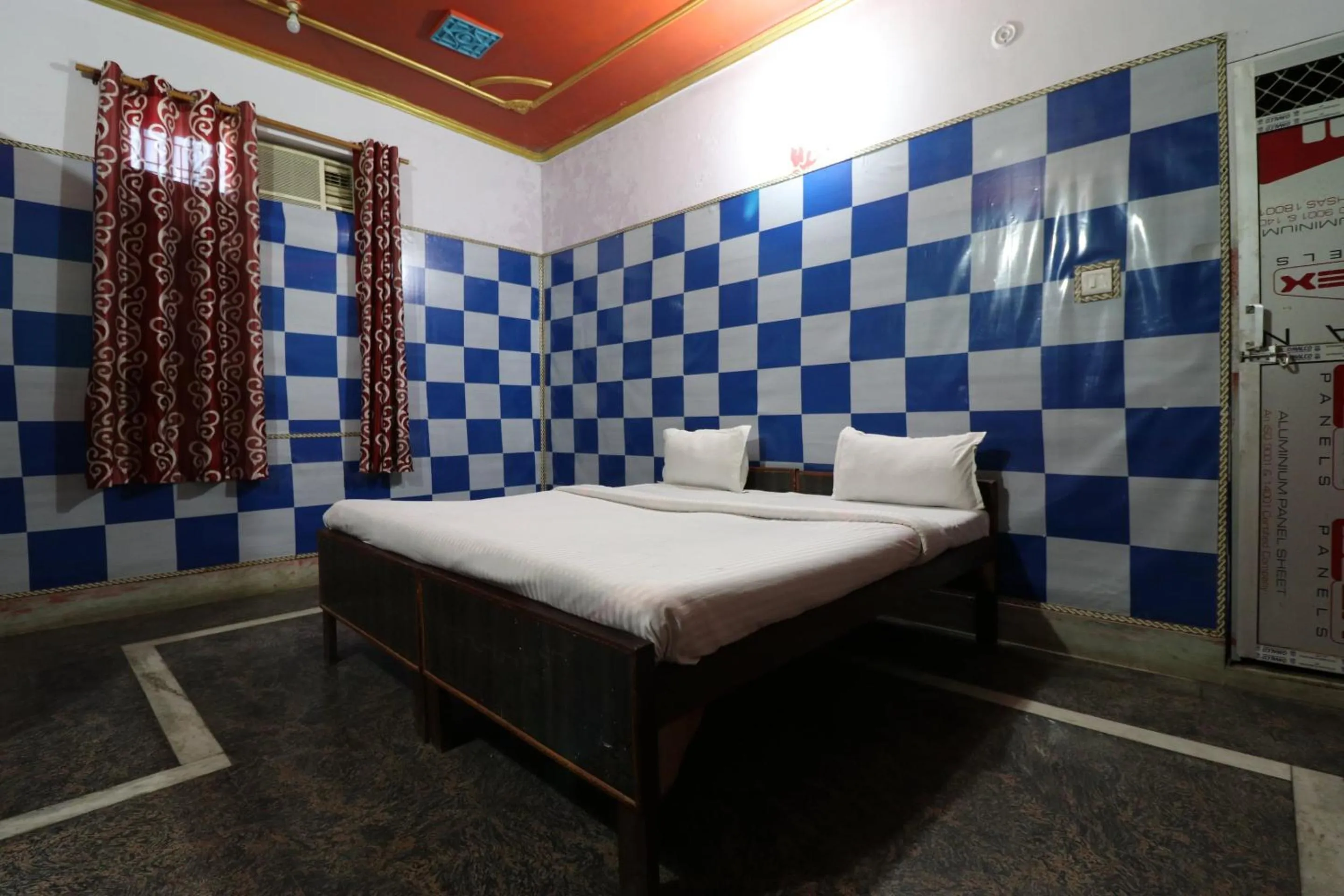 Bedroom in Capital O Honey Hotel