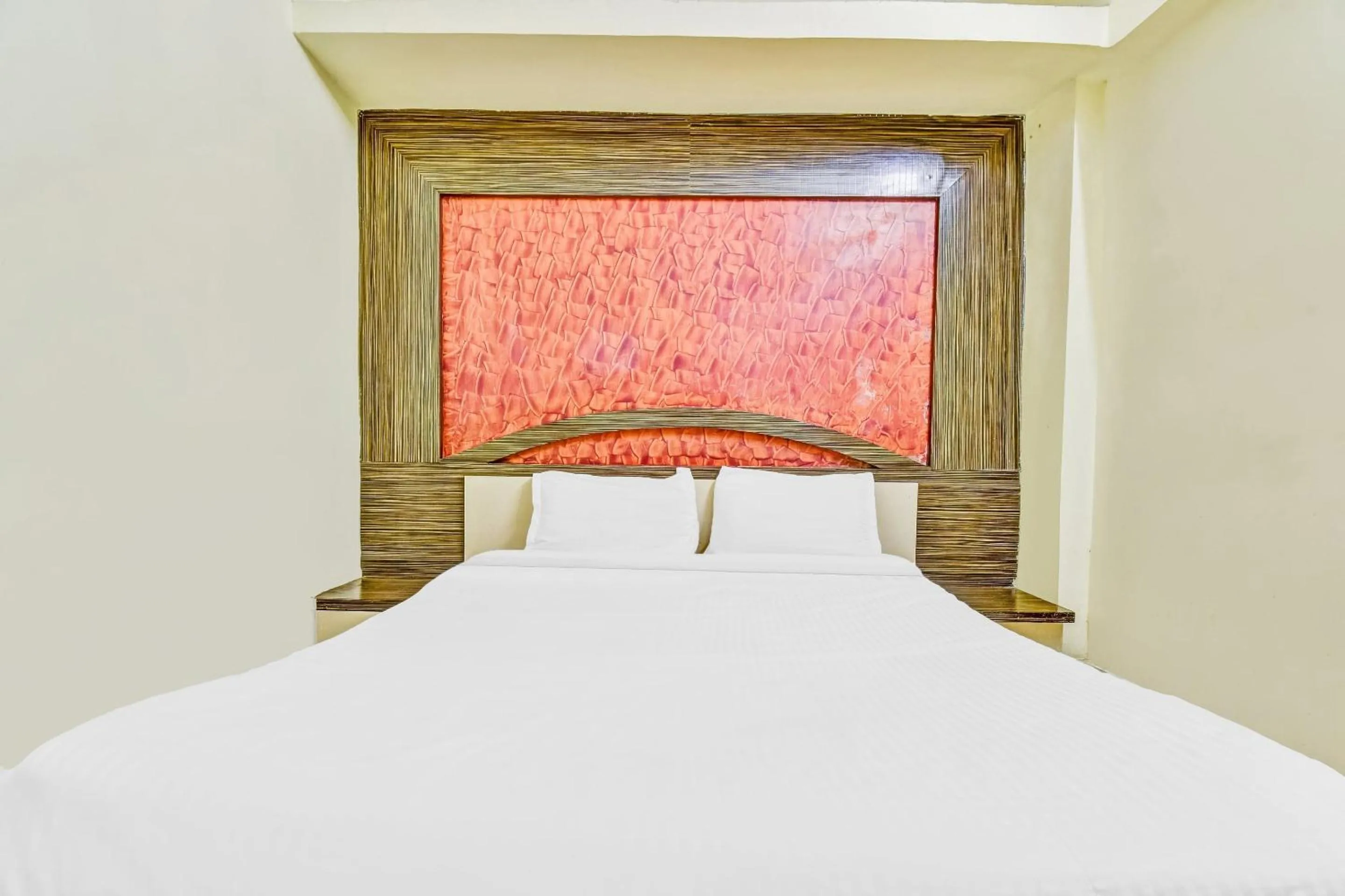 Bedroom in Capital O Honey Hotel