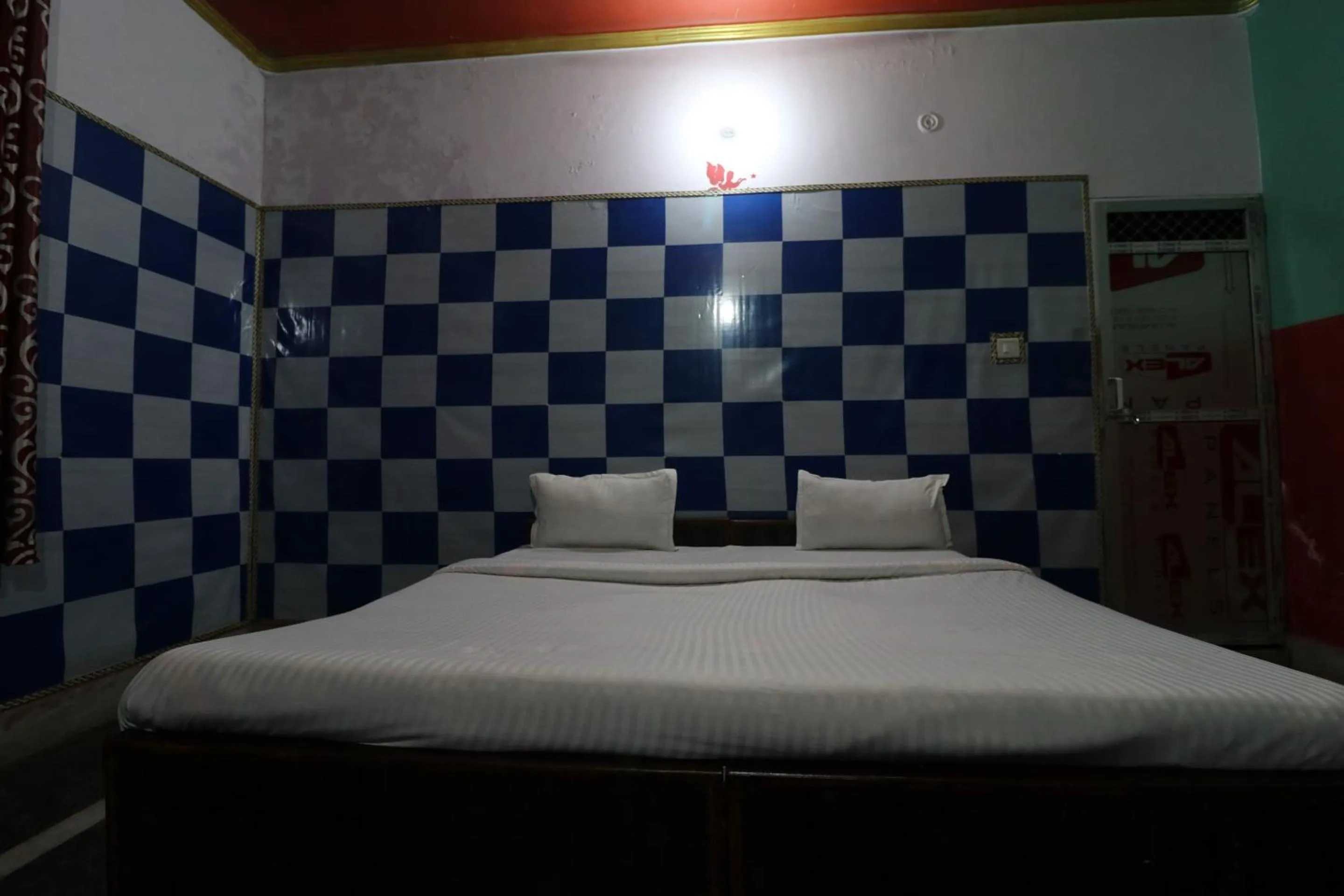 Bedroom in Capital O Honey Hotel