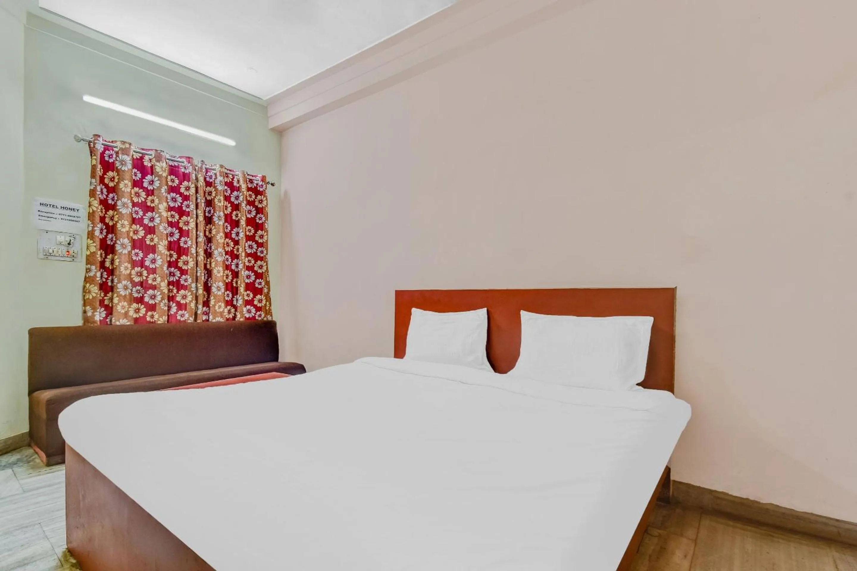 Bedroom in Capital O Honey Hotel