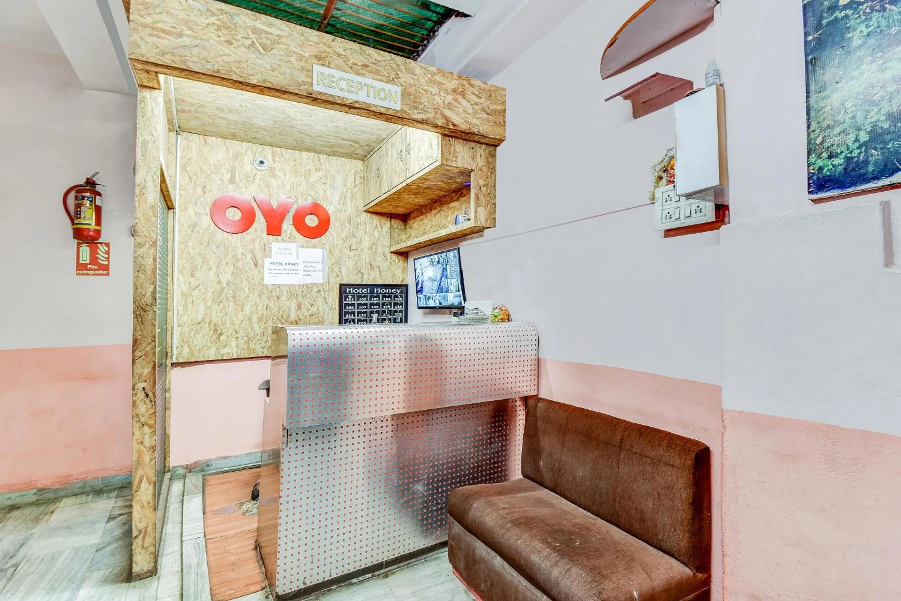 Lobby or reception in Capital O Honey Hotel