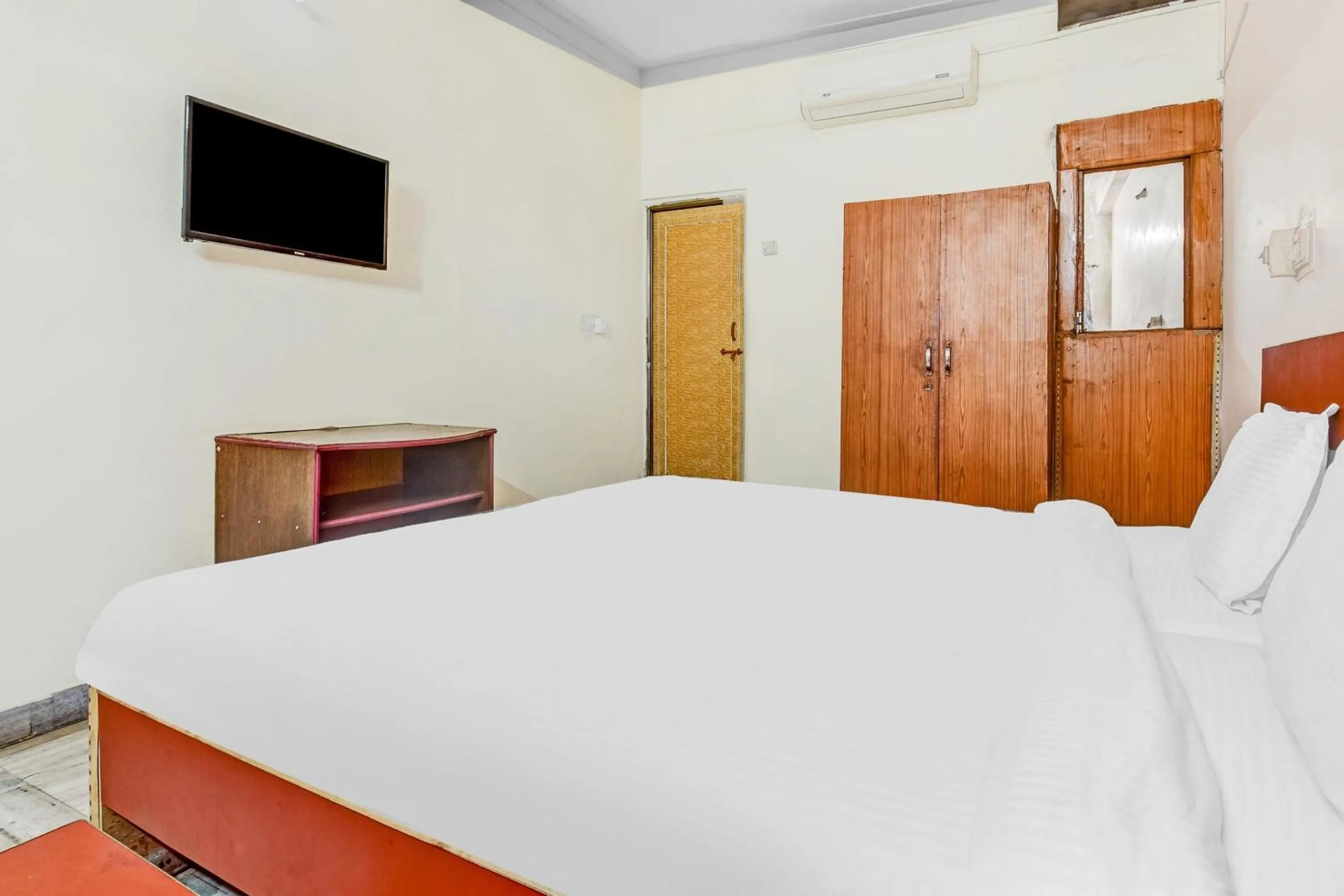 Bedroom in Capital O Honey Hotel