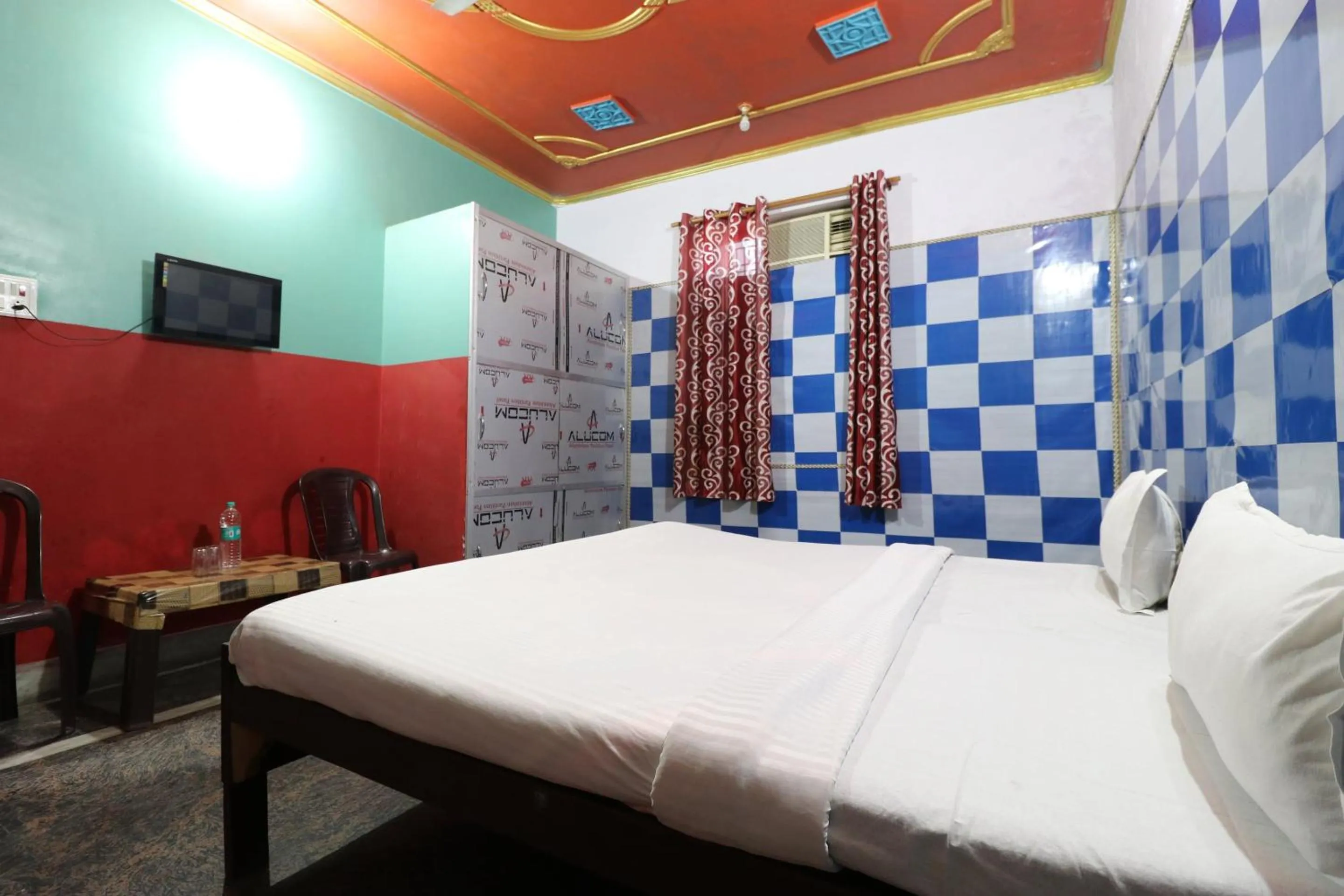 Bedroom in Capital O Honey Hotel