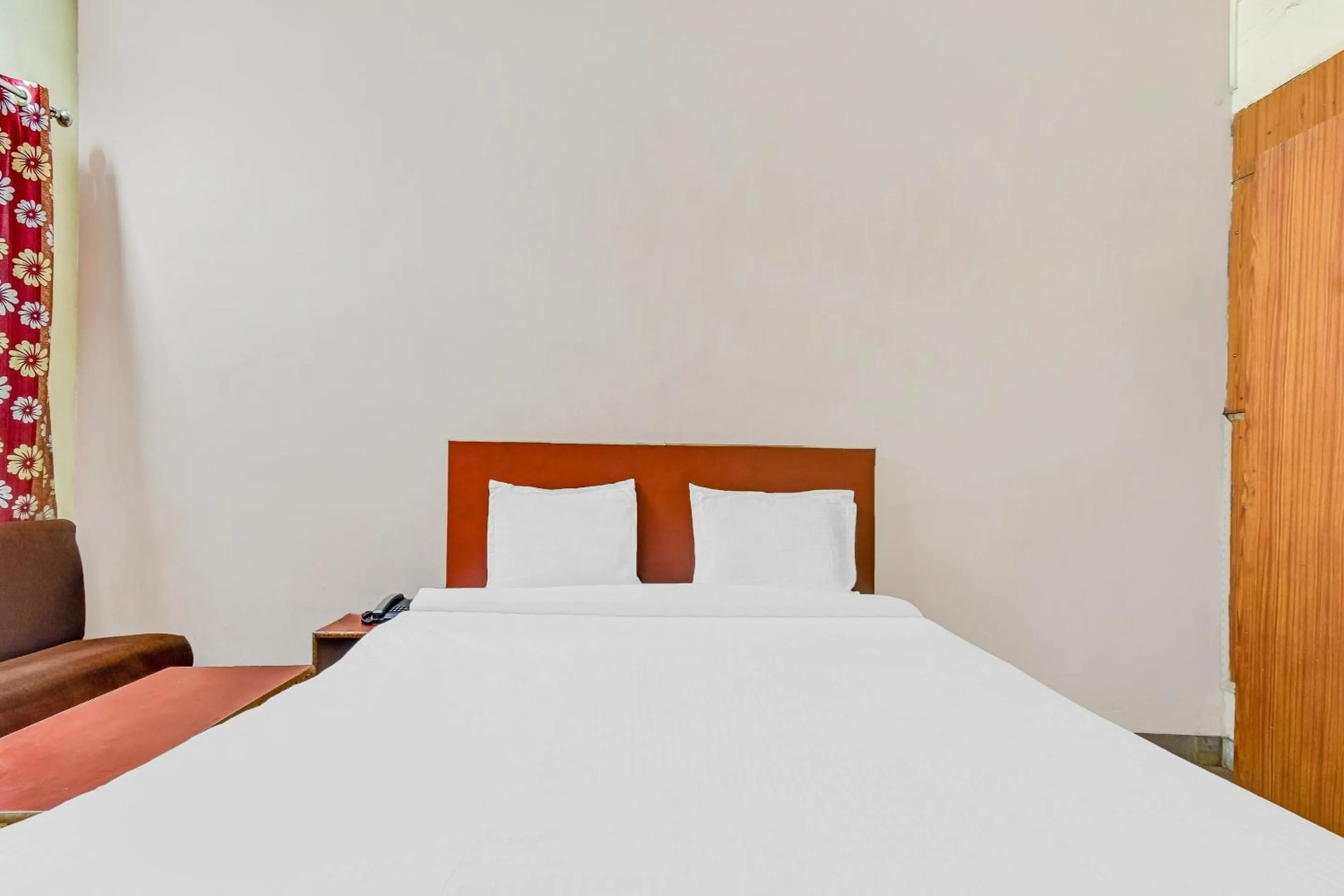 Bedroom in Capital O Honey Hotel