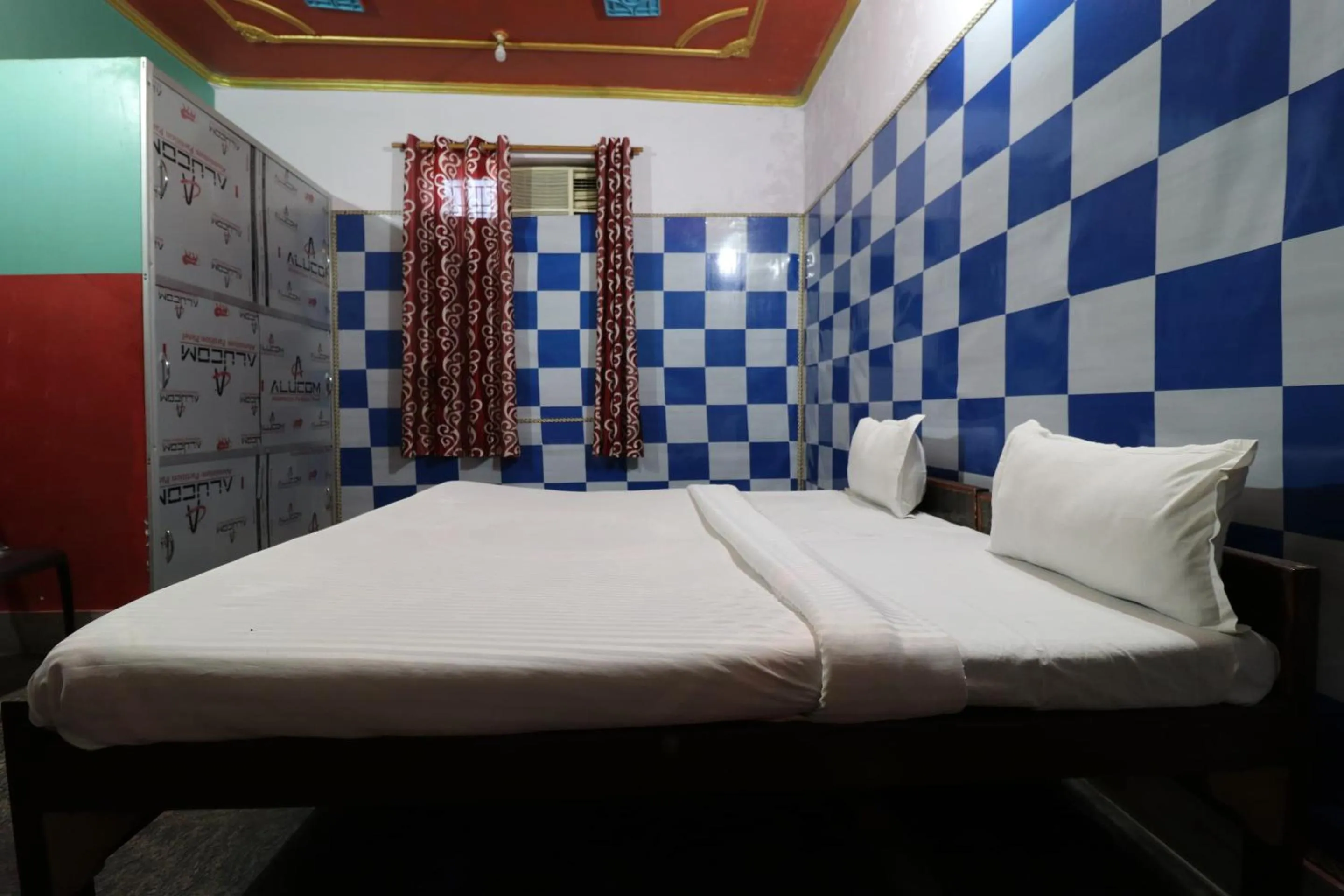 Bedroom in Capital O Honey Hotel