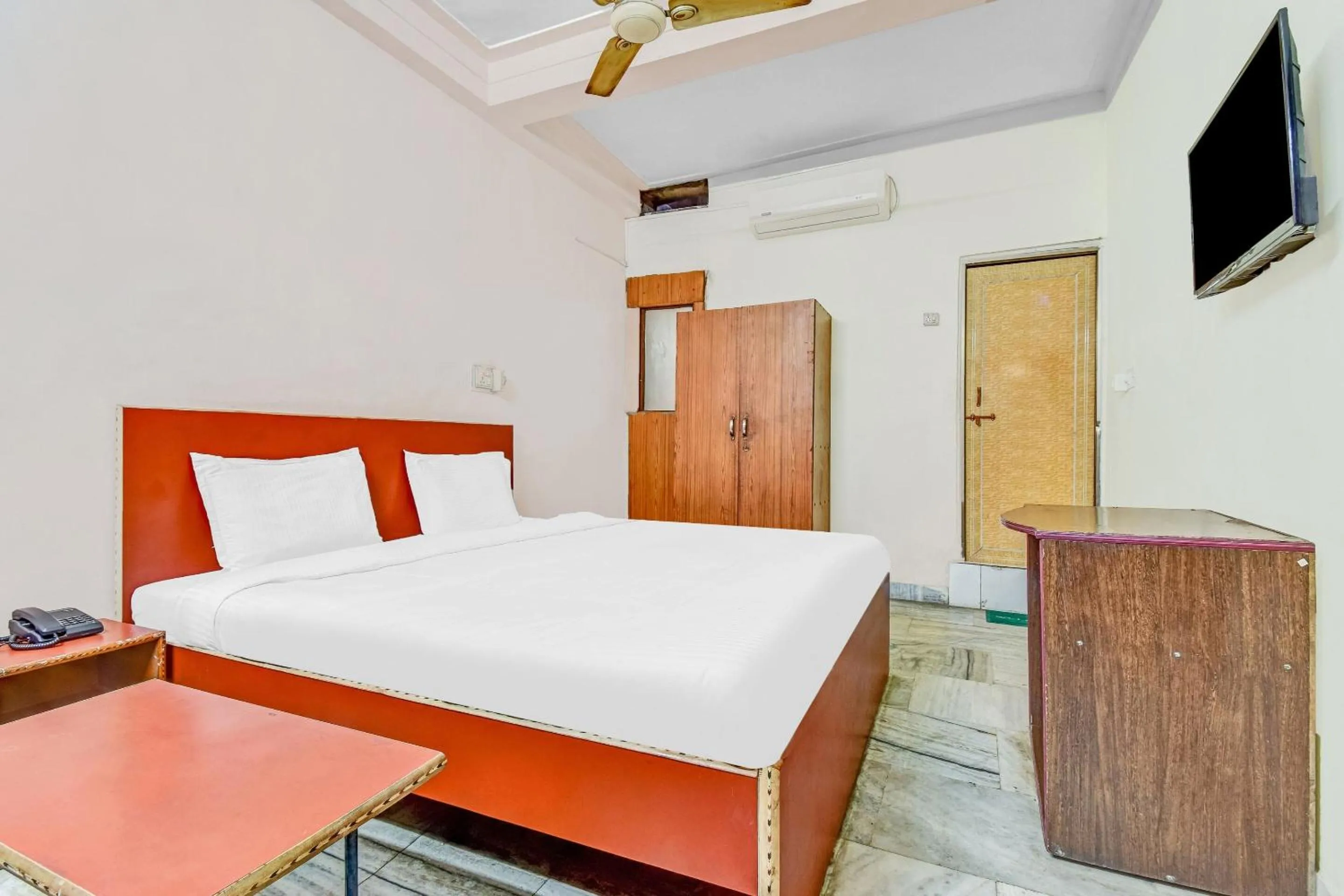 Bedroom in Capital O Honey Hotel