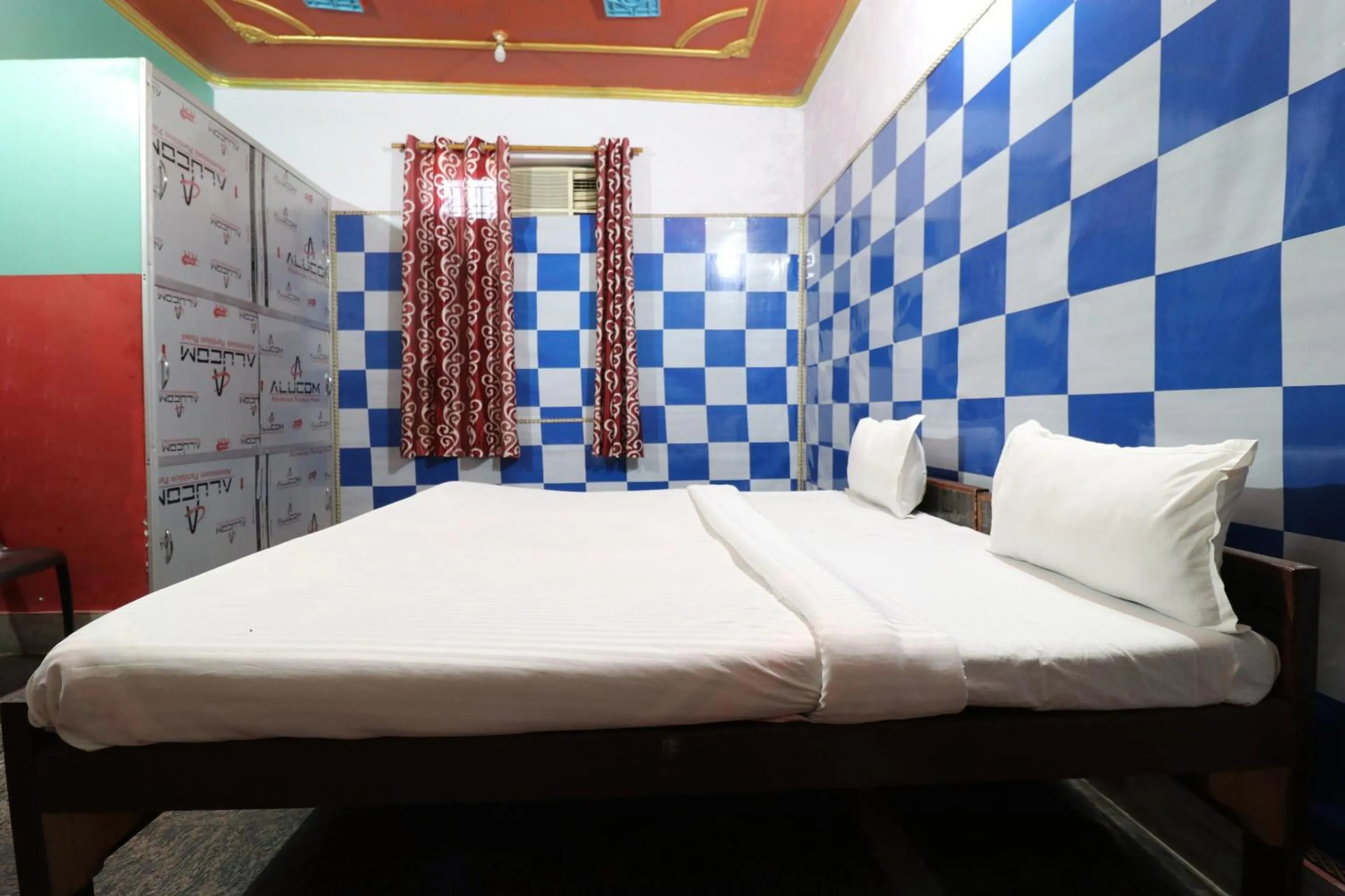 Bedroom in Capital O Honey Hotel